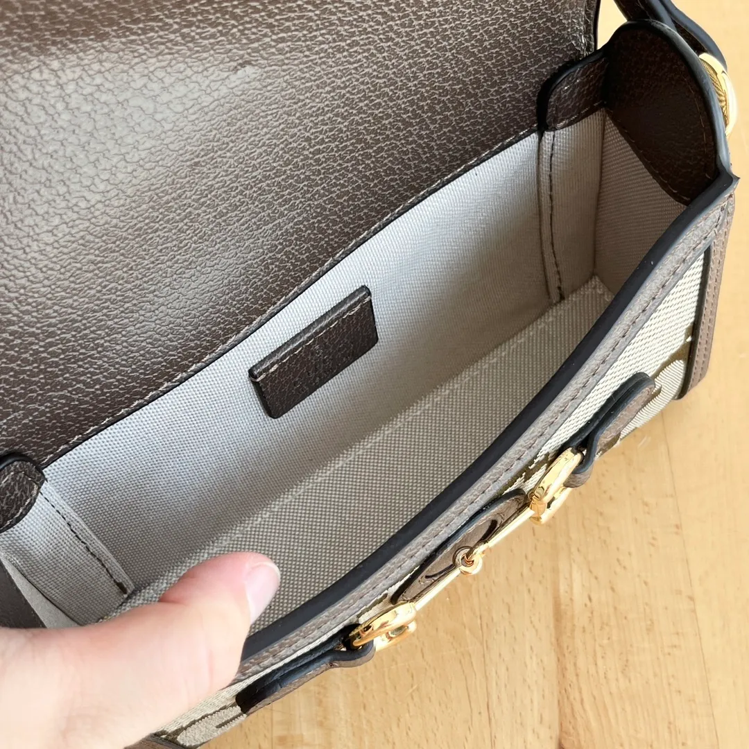 Actual shot #💰260 Model: 699296 large g Size: 18x12x5cm 𝐆𝐮𝐜𝐜𝐢 𝟏𝟗𝟓𝟓 𝐇𝐨𝐫𝐬𝐞𝐛𝐢𝐭 𝐌𝐢𝐧𝐢 Another masterpiece in the Horsebit 1955 series! The horizontal mobile phone bag looks great too! It can be used for large-screen mobile phones. Compared with the vertical version, it may be more convenient to use~ It can be carried in spring, summer, autumn and winter without choosing an outfit👍