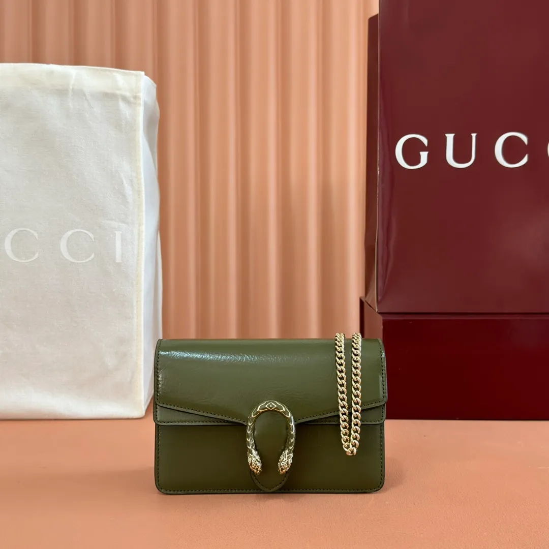 p800. 💋💋💋"With full set of original counter packaging" [New product] This mini shoulder bag is made of patent leather. It has a crisp shape, appropriate depth, elegant and generous, beautiful and practical. The light gold-toned chain strap offers a variety of styling options and can be worn over the shoulder or as an accessory. Forest green patent leather Light gold tone hardware Forest green suede lining 1 external pocket Chain shoulder strap (53cm high) Button closure Ident: 837370. Dimensions: 17.5cm (W) x 11cm (H) x 6.5cm (3.5cm) (D) Weight: Approx. 0.351kg Colour: Forest green patent leather. Made in Italy