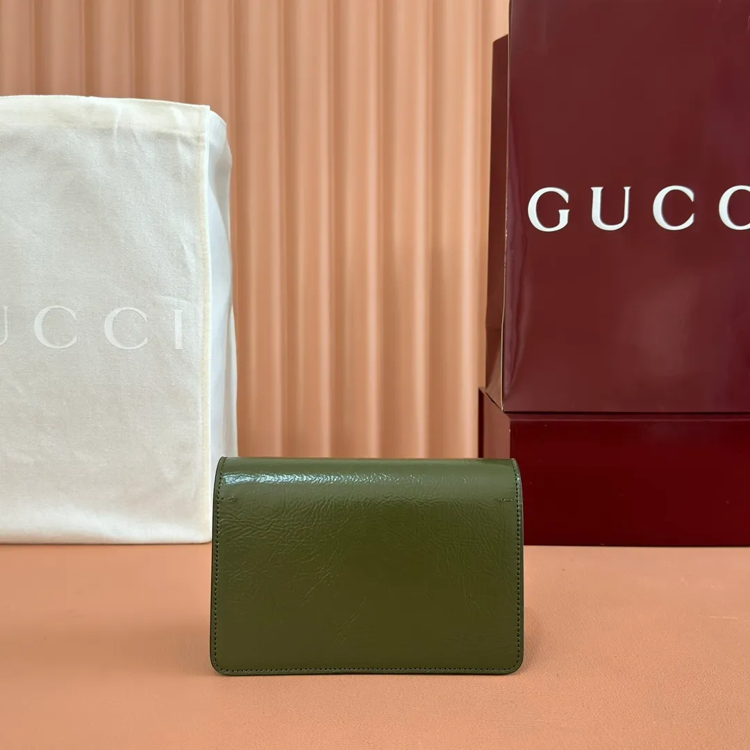 p800. 💋💋💋"With full set of original counter packaging" [New product] This mini shoulder bag is made of patent leather. It has a crisp shape, appropriate depth, elegant and generous, beautiful and practical. The light gold-toned chain strap offers a variety of styling options and can be worn over the shoulder or as an accessory. Forest green patent leather Light gold tone hardware Forest green suede lining 1 external pocket Chain shoulder strap (53cm high) Button closure Ident: 837370. Dimensions: 17.5cm (W) x 11cm (H) x 6.5cm (3.5cm) (D) Weight: Approx. 0.351kg Colour: Forest green patent leather. Made in Italy