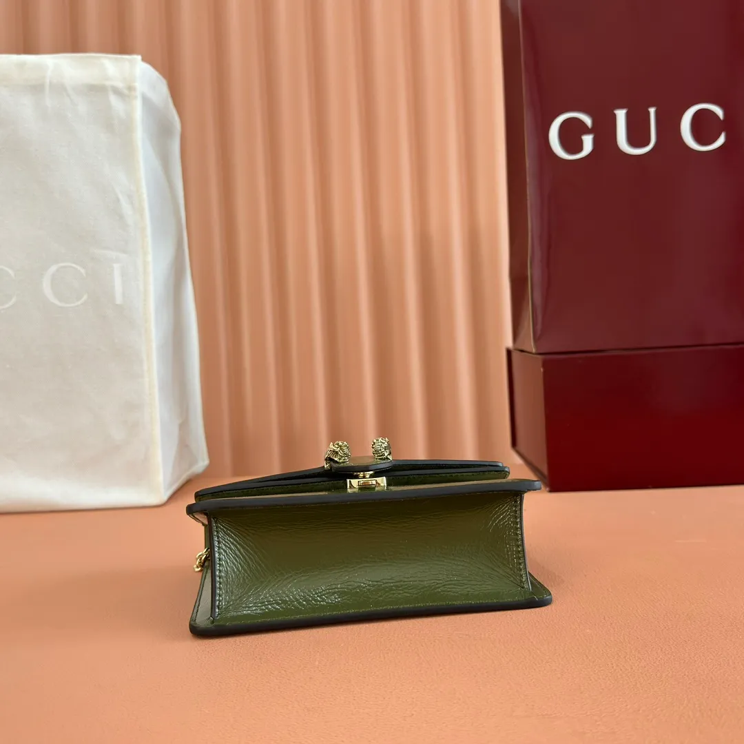 p800. 💋💋💋"With full set of original counter packaging" [New product] This mini shoulder bag is made of patent leather. It has a crisp shape, appropriate depth, elegant and generous, beautiful and practical. The light gold-toned chain strap offers a variety of styling options and can be worn over the shoulder or as an accessory. Forest green patent leather Light gold tone hardware Forest green suede lining 1 external pocket Chain shoulder strap (53cm high) Button closure Ident: 837370. Dimensions: 17.5cm (W) x 11cm (H) x 6.5cm (3.5cm) (D) Weight: Approx. 0.351kg Colour: Forest green patent leather. Made in Italy