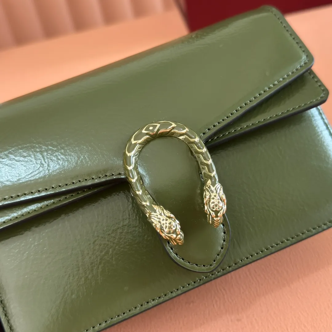 p800. 💋💋💋"With full set of original counter packaging" [New product] This mini shoulder bag is made of patent leather. It has a crisp shape, appropriate depth, elegant and generous, beautiful and practical. The light gold-toned chain strap offers a variety of styling options and can be worn over the shoulder or as an accessory. Forest green patent leather Light gold tone hardware Forest green suede lining 1 external pocket Chain shoulder strap (53cm high) Button closure Ident: 837370. Dimensions: 17.5cm (W) x 11cm (H) x 6.5cm (3.5cm) (D) Weight: Approx. 0.351kg Colour: Forest green patent leather. Made in Italy