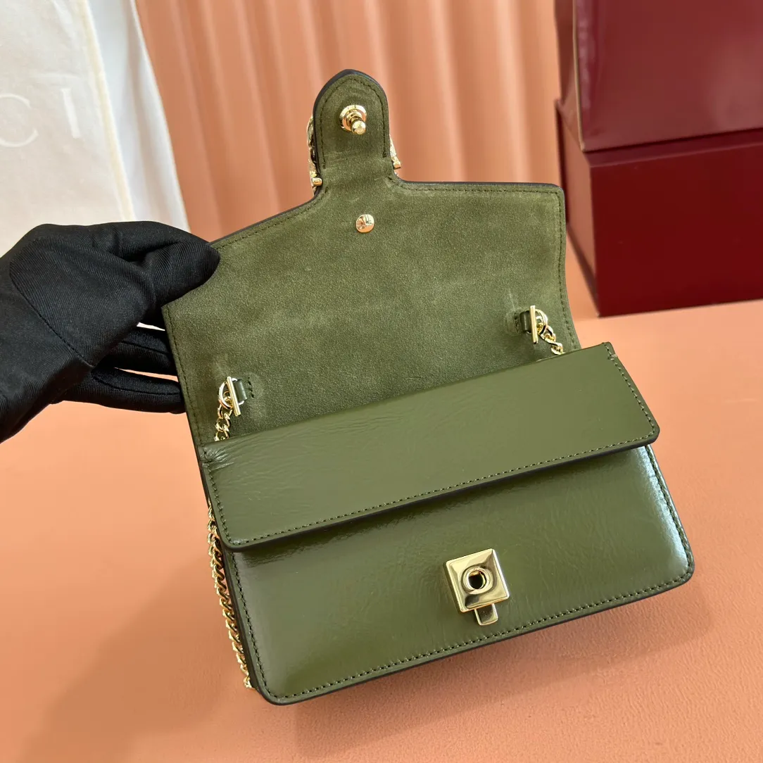 p800. 💋💋💋"With full set of original counter packaging" [New product] This mini shoulder bag is made of patent leather. It has a crisp shape, appropriate depth, elegant and generous, beautiful and practical. The light gold-toned chain strap offers a variety of styling options and can be worn over the shoulder or as an accessory. Forest green patent leather Light gold tone hardware Forest green suede lining 1 external pocket Chain shoulder strap (53cm high) Button closure Ident: 837370. Dimensions: 17.5cm (W) x 11cm (H) x 6.5cm (3.5cm) (D) Weight: Approx. 0.351kg Colour: Forest green patent leather. Made in Italy