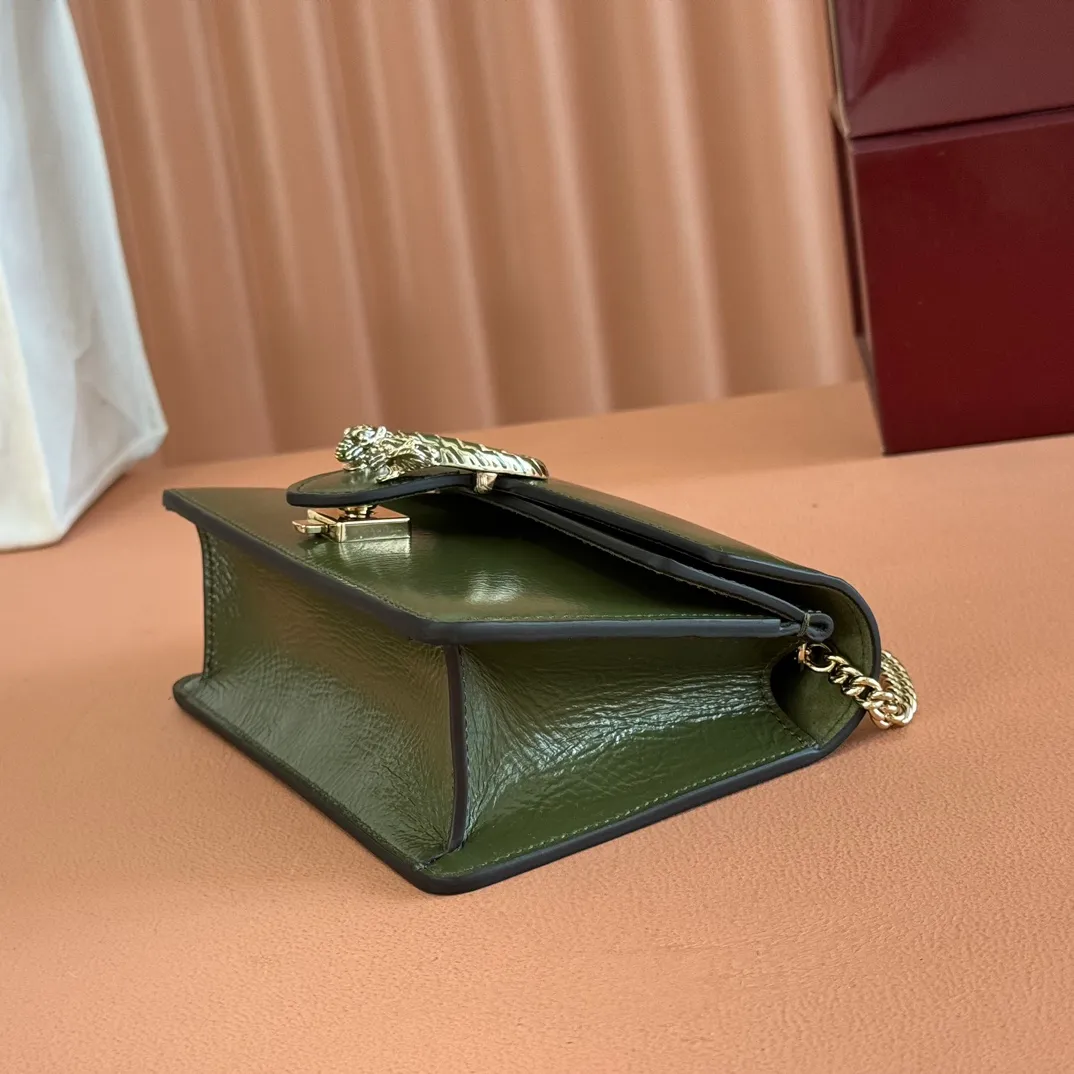 p800. 💋💋💋"With full set of original counter packaging" [New product] This mini shoulder bag is made of patent leather. It has a crisp shape, appropriate depth, elegant and generous, beautiful and practical. The light gold-toned chain strap offers a variety of styling options and can be worn over the shoulder or as an accessory. Forest green patent leather Light gold tone hardware Forest green suede lining 1 external pocket Chain shoulder strap (53cm high) Button closure Ident: 837370. Dimensions: 17.5cm (W) x 11cm (H) x 6.5cm (3.5cm) (D) Weight: Approx. 0.351kg Colour: Forest green patent leather. Made in Italy