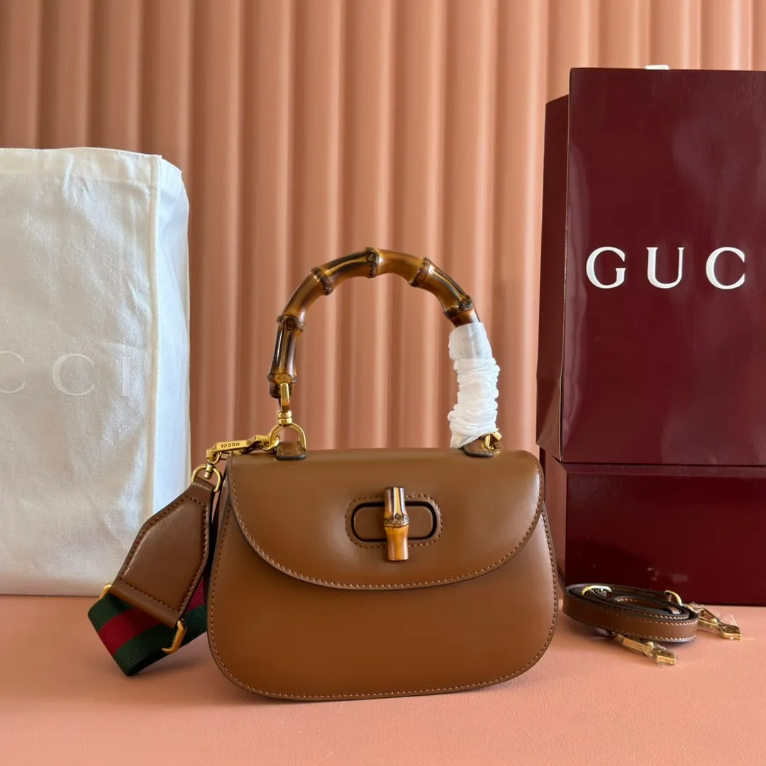 p1660. 💋💋💋【Original leather accessories🌈 Equipped with full counter packaging】🔥🔥The bamboo knot symbolizes Gucci’s endless design heritage. The bamboo handles on this bag are bent into shape by the flames. This craft originated from Florentine craftsmen in the post-World War II period. The handbag is made of green leather and equipped with a detachable webbing shoulder strap, creating a variety of carrying options that can be carried on the shoulder or in the hand. Gucci's "Aria-Fashion Aria" series focuses on practical and versatile designs, using diverse ways of wearing to interpret timeless classic items. Green leather, antique gold-toned bamboo accessories, red and blue webbing, style number: 675797, small size: 21x 15x 7cm.
