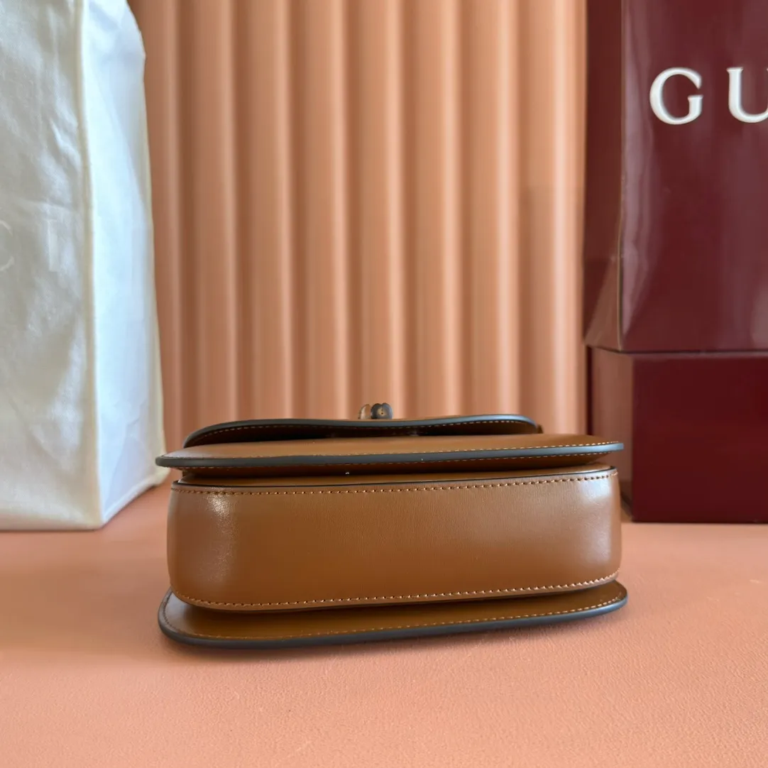 p1660. 💋💋💋【Original leather accessories🌈 Equipped with full counter packaging】🔥🔥The bamboo knot symbolizes Gucci’s endless design heritage. The bamboo handles on this bag are bent into shape by the flames. This craft originated from Florentine craftsmen in the post-World War II period. The handbag is made of green leather and equipped with a detachable webbing shoulder strap, creating a variety of carrying options that can be carried on the shoulder or in the hand. Gucci's "Aria-Fashion Aria" series focuses on practical and versatile designs, using diverse ways of wearing to interpret timeless classic items. Green leather, antique gold-toned bamboo accessories, red and blue webbing, style number: 675797, small size: 21x 15x 7cm.