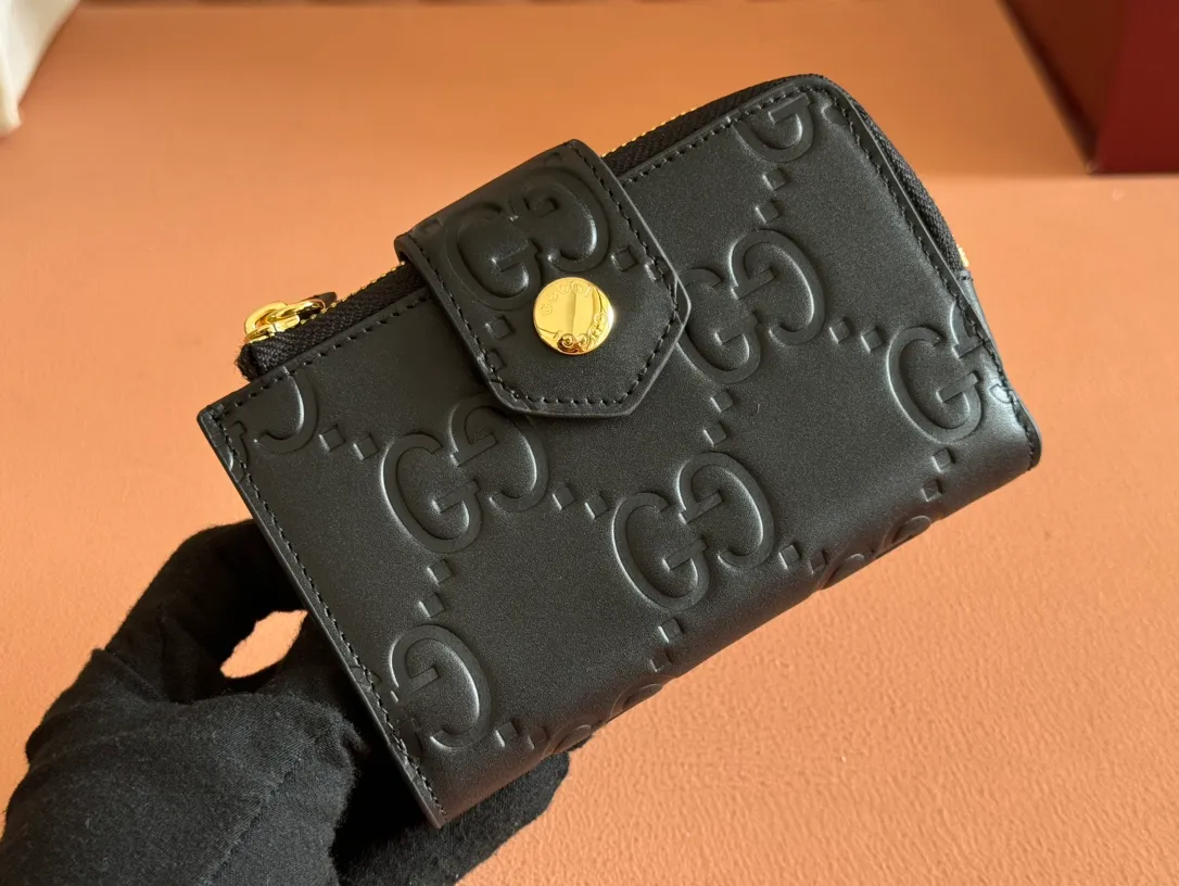 p520. 💋💋💋《With full set of original green box packaging》‼ ️【New Style】Gucci’s classic GG pattern with rich texture and gloss is used for this elegant black short card holder! Inject a different style. Black GG cowhide, antique gold-tone metal buttons. Model: 790131. Dimensions: 13(L) x 8.5(W) x 2(D) Color: Black/Full Leather. Made in Italy
