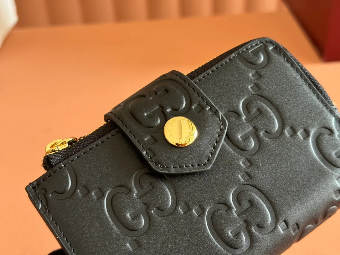 p520. 💋💋💋《With full set of original green box packaging》‼ ️【New Style】Gucci’s classic GG pattern with rich texture and gloss is used for this elegant black short card holder! Inject a different style. Black GG cowhide, antique gold-tone metal buttons. Model: 790131. Dimensions: 13(L) x 8.5(W) x 2(D) Color: Black/Full Leather. Made in Italy
