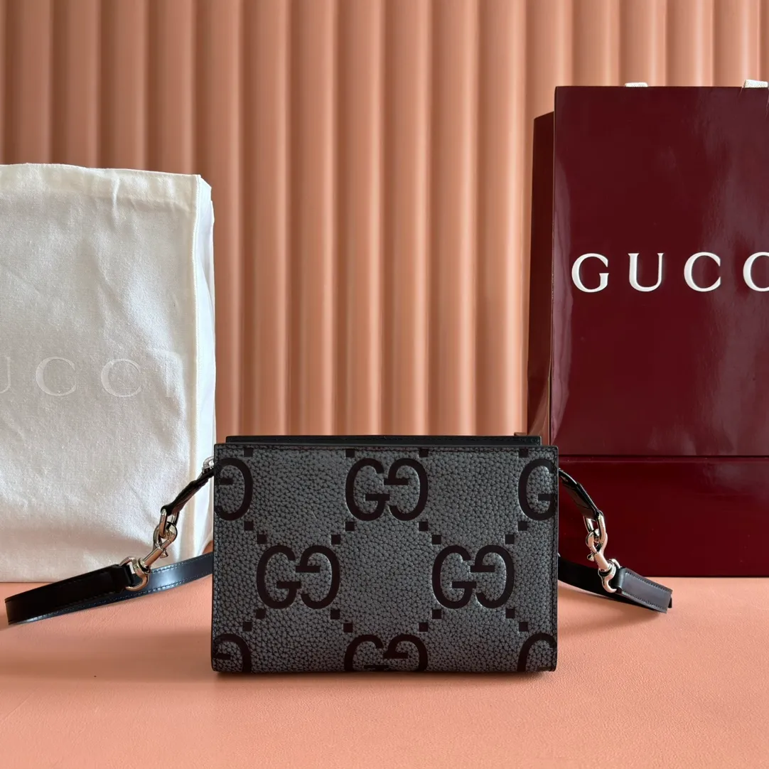 p920🔥🔥【Special counter packaging】Super Double G mini handbag, all black Super Double G elements make a dazzling return in the 2024 early autumn series, presenting various small leather goods. As a new interpretation of the initials of Mr. Guccio Gucci, the Double G pattern is presented in an oversized and eye-catching way, creating an enduring charm of the brand logo. On this mini bag, classic leather brings a unique touch to the entire design, complementing the two card compartments. Black Super Double G leather, cotton and linen blend lining, Interior: two card compartments and a zipped pocket, removable shoulder strap (55cm high) with zip closure. Model: 795240. Dimensions: 15 (length) x 22 (width) x 4.5 cm (thickness) Color: black/embossed G original leather. Weight: Approx. 0.474 kg Made in Italy