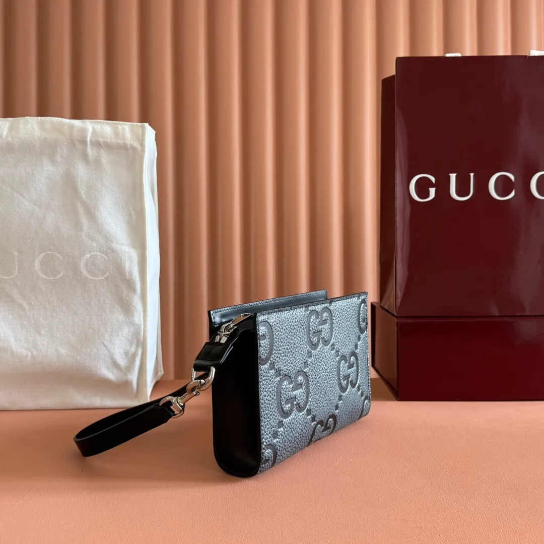 p920🔥🔥【Special counter packaging】Super Double G mini handbag, all black Super Double G elements make a dazzling return in the 2024 early autumn series, presenting various small leather goods. As a new interpretation of the initials of Mr. Guccio Gucci, the Double G pattern is presented in an oversized and eye-catching way, creating an enduring charm of the brand logo. On this mini bag, classic leather brings a unique touch to the entire design, complementing the two card compartments. Black Super Double G leather, cotton and linen blend lining, Interior: two card compartments and a zipped pocket, removable shoulder strap (55cm high) with zip closure. Model: 795240. Dimensions: 15 (length) x 22 (width) x 4.5 cm (thickness) Color: black/embossed G original leather. Weight: Approx. 0.474 kg Made in Italy
