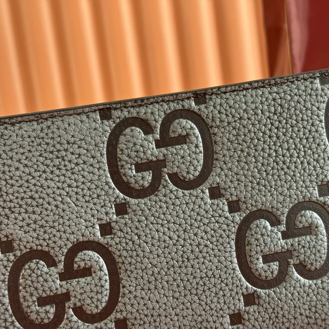 p920🔥🔥【Special counter packaging】Super Double G mini handbag, all black Super Double G elements make a dazzling return in the 2024 early autumn series, presenting various small leather goods. As a new interpretation of the initials of Mr. Guccio Gucci, the Double G pattern is presented in an oversized and eye-catching way, creating an enduring charm of the brand logo. On this mini bag, classic leather brings a unique touch to the entire design, complementing the two card compartments. Black Super Double G leather, cotton and linen blend lining, Interior: two card compartments and a zipped pocket, removable shoulder strap (55cm high) with zip closure. Model: 795240. Dimensions: 15 (length) x 22 (width) x 4.5 cm (thickness) Color: black/embossed G original leather. Weight: Approx. 0.474 kg Made in Italy