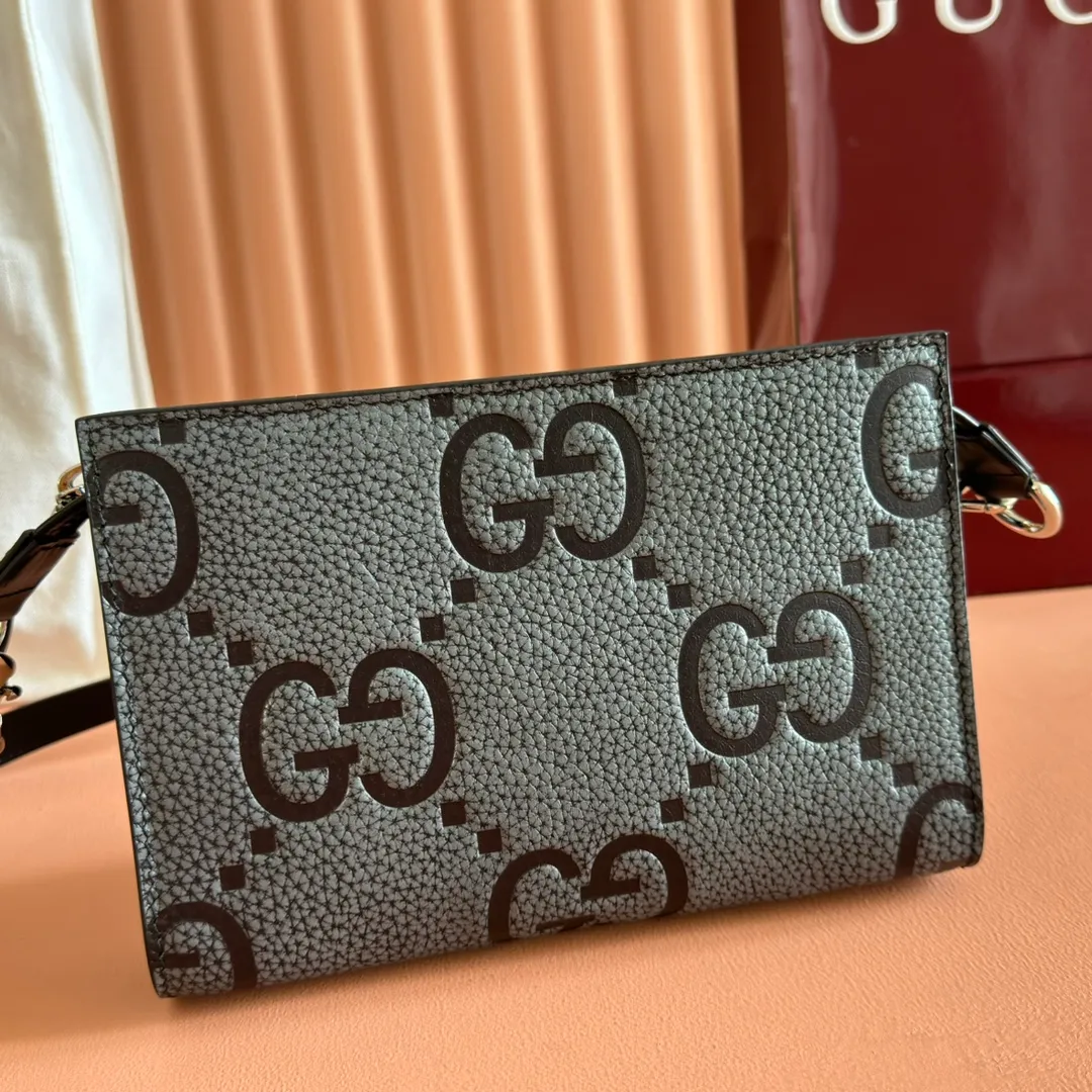 p920🔥🔥【Special counter packaging】Super Double G mini handbag, all black Super Double G elements make a dazzling return in the 2024 early autumn series, presenting various small leather goods. As a new interpretation of the initials of Mr. Guccio Gucci, the Double G pattern is presented in an oversized and eye-catching way, creating an enduring charm of the brand logo. On this mini bag, classic leather brings a unique touch to the entire design, complementing the two card compartments. Black Super Double G leather, cotton and linen blend lining, Interior: two card compartments and a zipped pocket, removable shoulder strap (55cm high) with zip closure. Model: 795240. Dimensions: 15 (length) x 22 (width) x 4.5 cm (thickness) Color: black/embossed G original leather. Weight: Approx. 0.474 kg Made in Italy