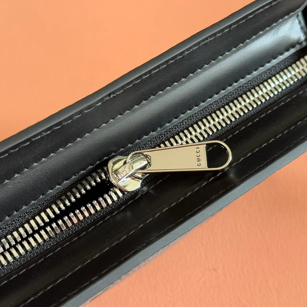 p920🔥🔥【Special counter packaging】Super Double G mini handbag, all black Super Double G elements make a dazzling return in the 2024 early autumn series, presenting various small leather goods. As a new interpretation of the initials of Mr. Guccio Gucci, the Double G pattern is presented in an oversized and eye-catching way, creating an enduring charm of the brand logo. On this mini bag, classic leather brings a unique touch to the entire design, complementing the two card compartments. Black Super Double G leather, cotton and linen blend lining, Interior: two card compartments and a zipped pocket, removable shoulder strap (55cm high) with zip closure. Model: 795240. Dimensions: 15 (length) x 22 (width) x 4.5 cm (thickness) Color: black/embossed G original leather. Weight: Approx. 0.474 kg Made in Italy