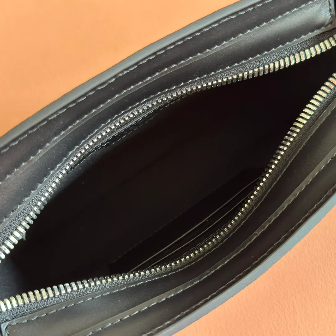 p920🔥🔥【Special counter packaging】Super Double G mini handbag, all black Super Double G elements make a dazzling return in the 2024 early autumn series, presenting various small leather goods. As a new interpretation of the initials of Mr. Guccio Gucci, the Double G pattern is presented in an oversized and eye-catching way, creating an enduring charm of the brand logo. On this mini bag, classic leather brings a unique touch to the entire design, complementing the two card compartments. Black Super Double G leather, cotton and linen blend lining, Interior: two card compartments and a zipped pocket, removable shoulder strap (55cm high) with zip closure. Model: 795240. Dimensions: 15 (length) x 22 (width) x 4.5 cm (thickness) Color: black/embossed G original leather. Weight: Approx. 0.474 kg Made in Italy