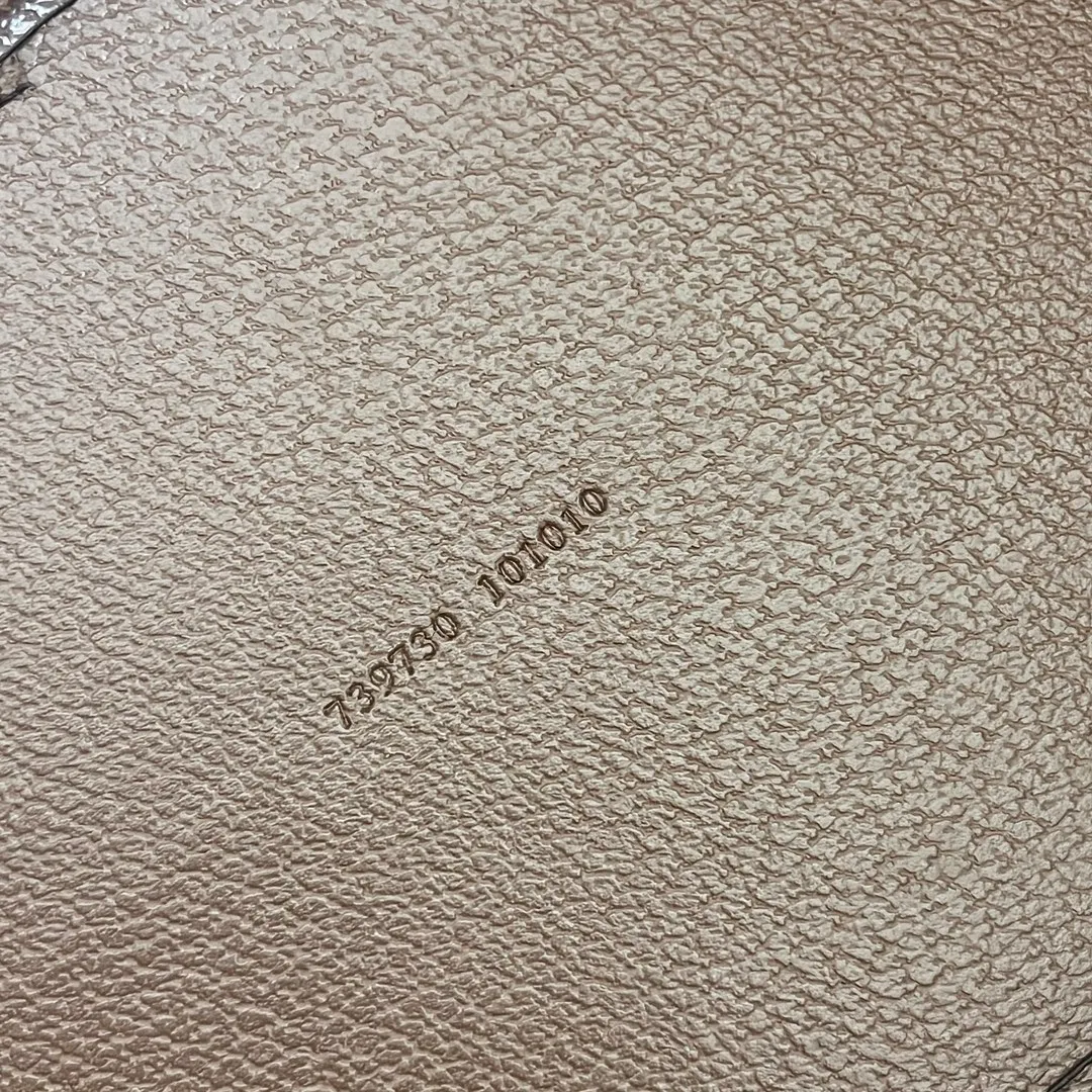 Actual shot #💰300 Model: 739730 Size: 38.5x28.5x15cm The GG Ophidia series is still one of Gucci’s iconic handbags. The brand launches new styles every season, creating versatile accessories that suit every look. Two handles give this tote a multi-functional character, allowing it to be worn as a shoulder bag or as a handbag. As a classic design element, the Double G has been deeply embedded in the brand's design. On this handbag, it is presented in a dazzling manner, contrasting with the GG Supreme canvas and brown leather piping.