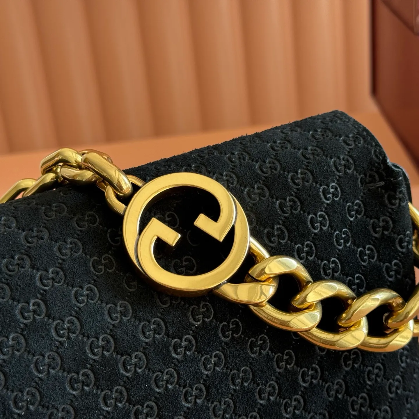p1440💋💋💋【Original leather configuration counter complete package】This handbag combines modern silhouette and brand iconic pattern. This sleekly tailored bag features an antique-gold-tone chain with round interlocking G detailing and a 2-tiered design that offers ample interior storage space. Mustard yellow GG printed embossed suede Antique gold tone hardware Brown cotton and linen blend lining Interior: 2-level fastening, 1 open pocket Chain shoulder strap Height: 15cm; Length: 45cm Removable and adjustable leather shoulder strap (Height: 40cm - 46cm; Length: 87cm - 97cm) Magnetic snap closure Ident No.: 857622. Dimensions: 28cm (width) x 16cm (height) x 7cm (depth) Weight: approx. 0.9kg Color: black velvet/embossed.