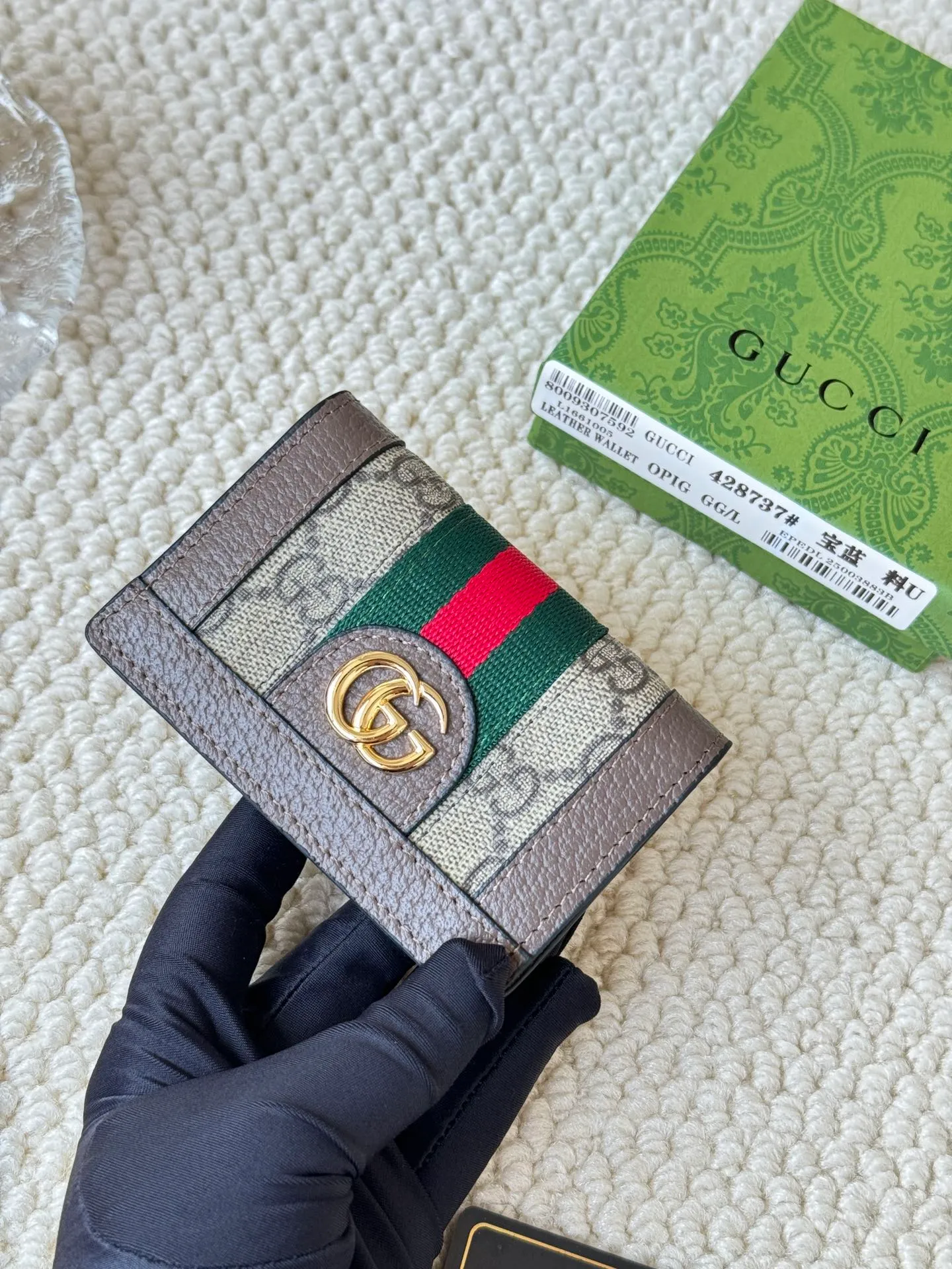 💰120 Gucci folding card holder with eye-catching signature Double G hardware. Made of canvas with webbing for a textured look. Model: 428737 Size: 10.5×7.5×2.5
