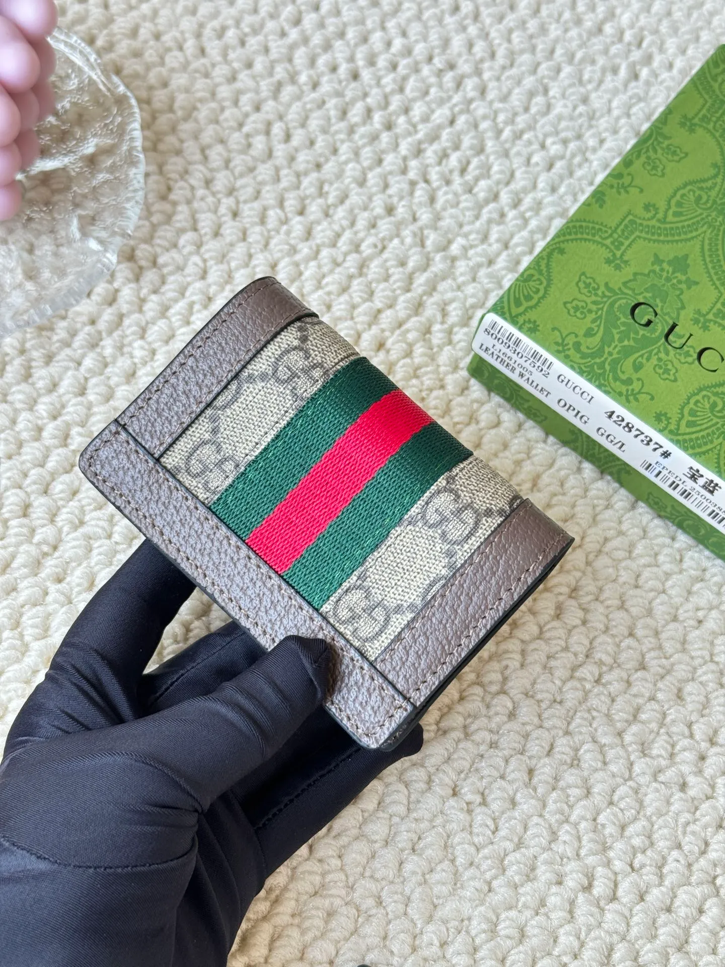 💰120 Gucci folding card holder with eye-catching signature Double G hardware. Made of canvas with webbing for a textured look. Model: 428737 Size: 10.5×7.5×2.5
