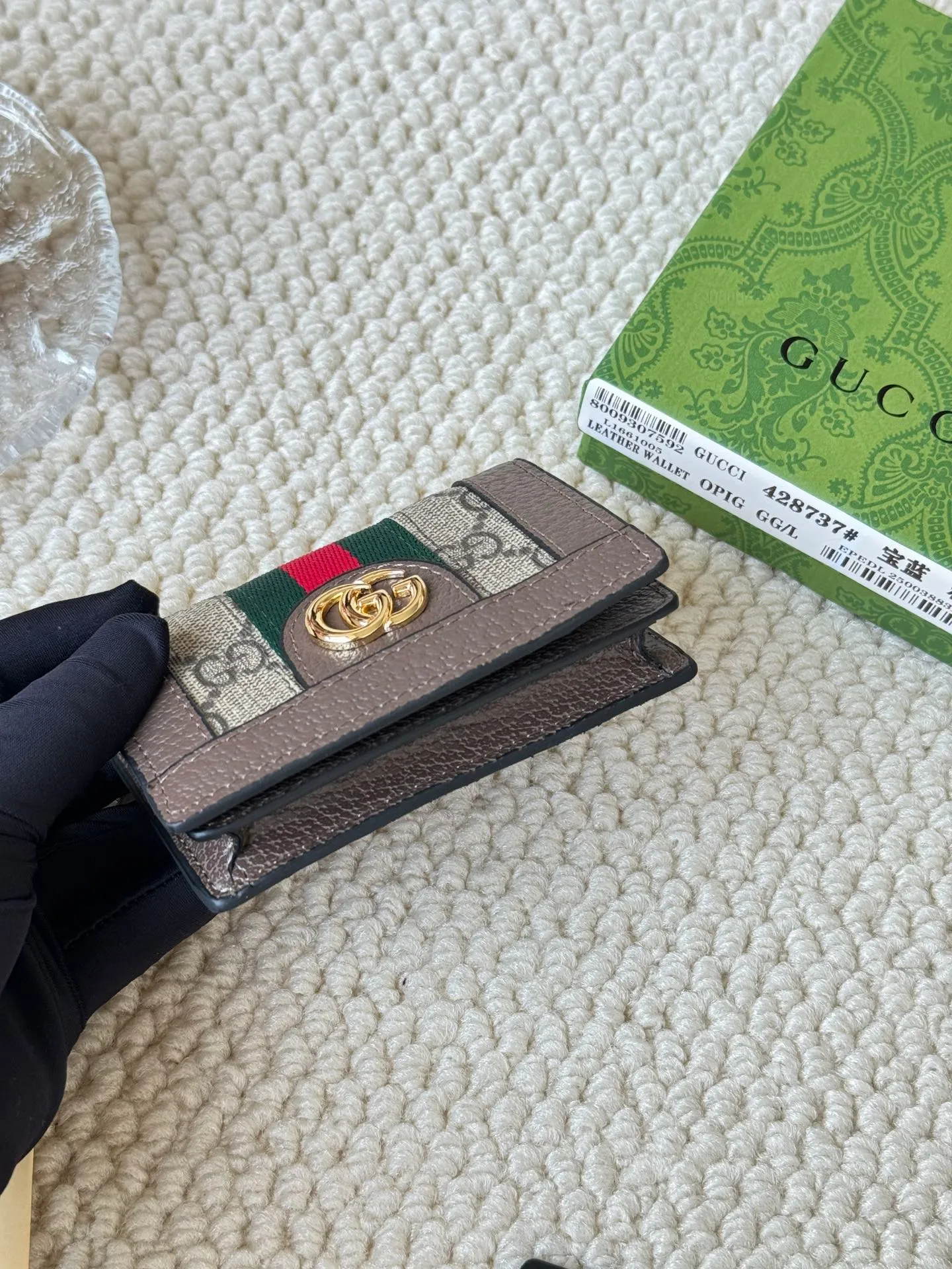 💰120 Gucci folding card holder with eye-catching signature Double G hardware. Made of canvas with webbing for a textured look. Model: 428737 Size: 10.5×7.5×2.5