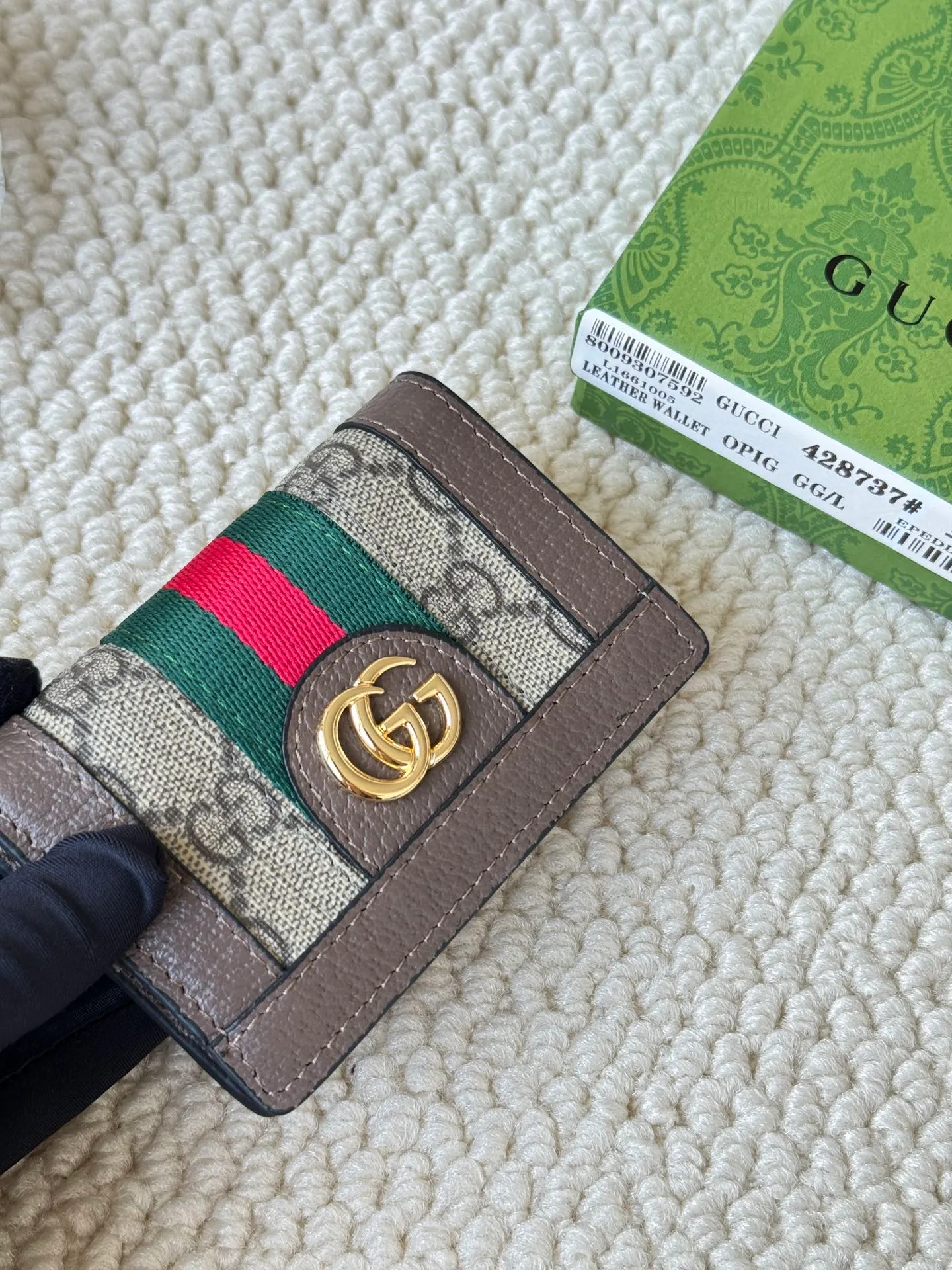💰120 Gucci folding card holder with eye-catching signature Double G hardware. Made of canvas with webbing for a textured look. Model: 428737 Size: 10.5×7.5×2.5