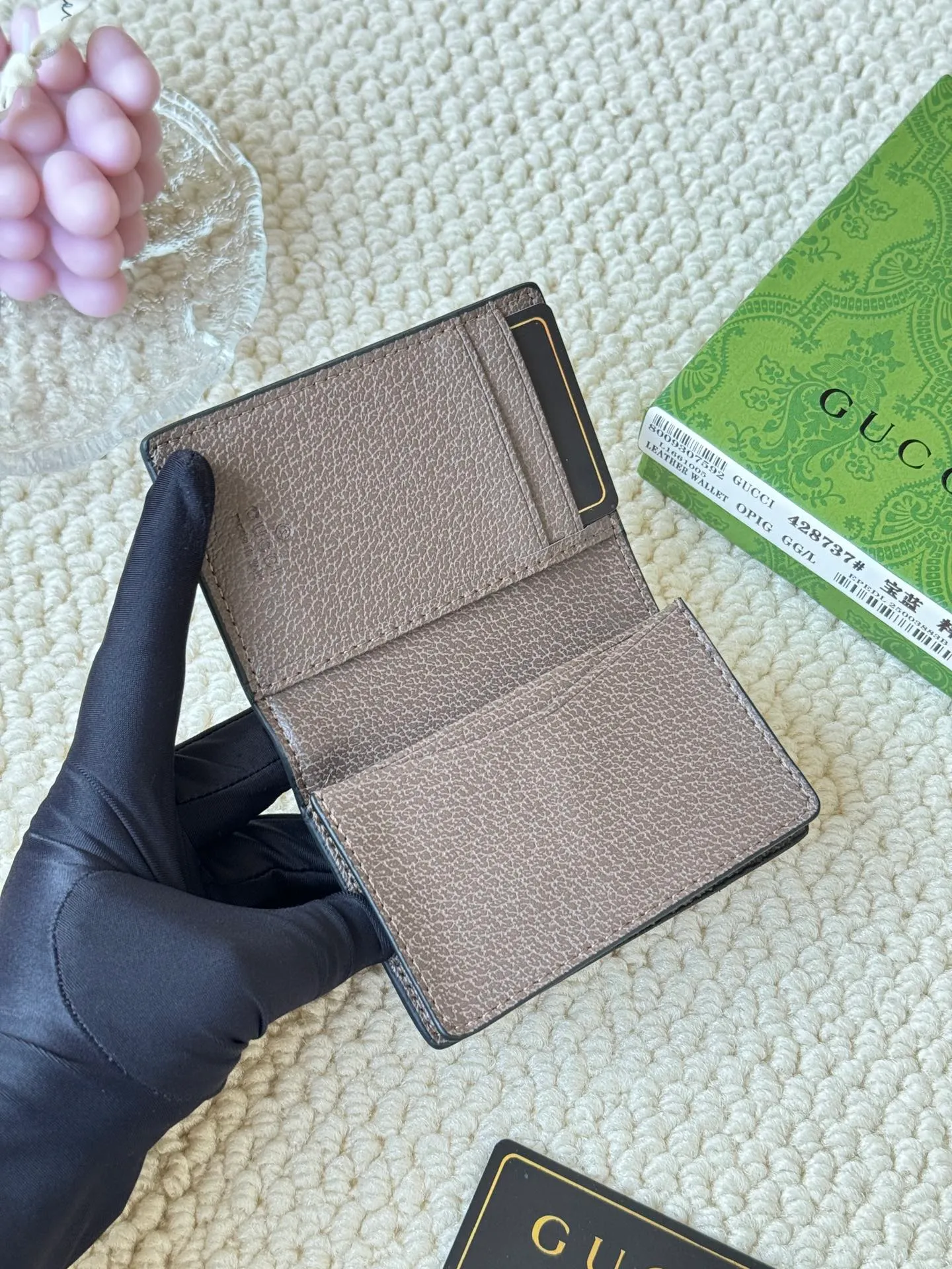 💰120 Gucci folding card holder with eye-catching signature Double G hardware. Made of canvas with webbing for a textured look. Model: 428737 Size: 10.5×7.5×2.5