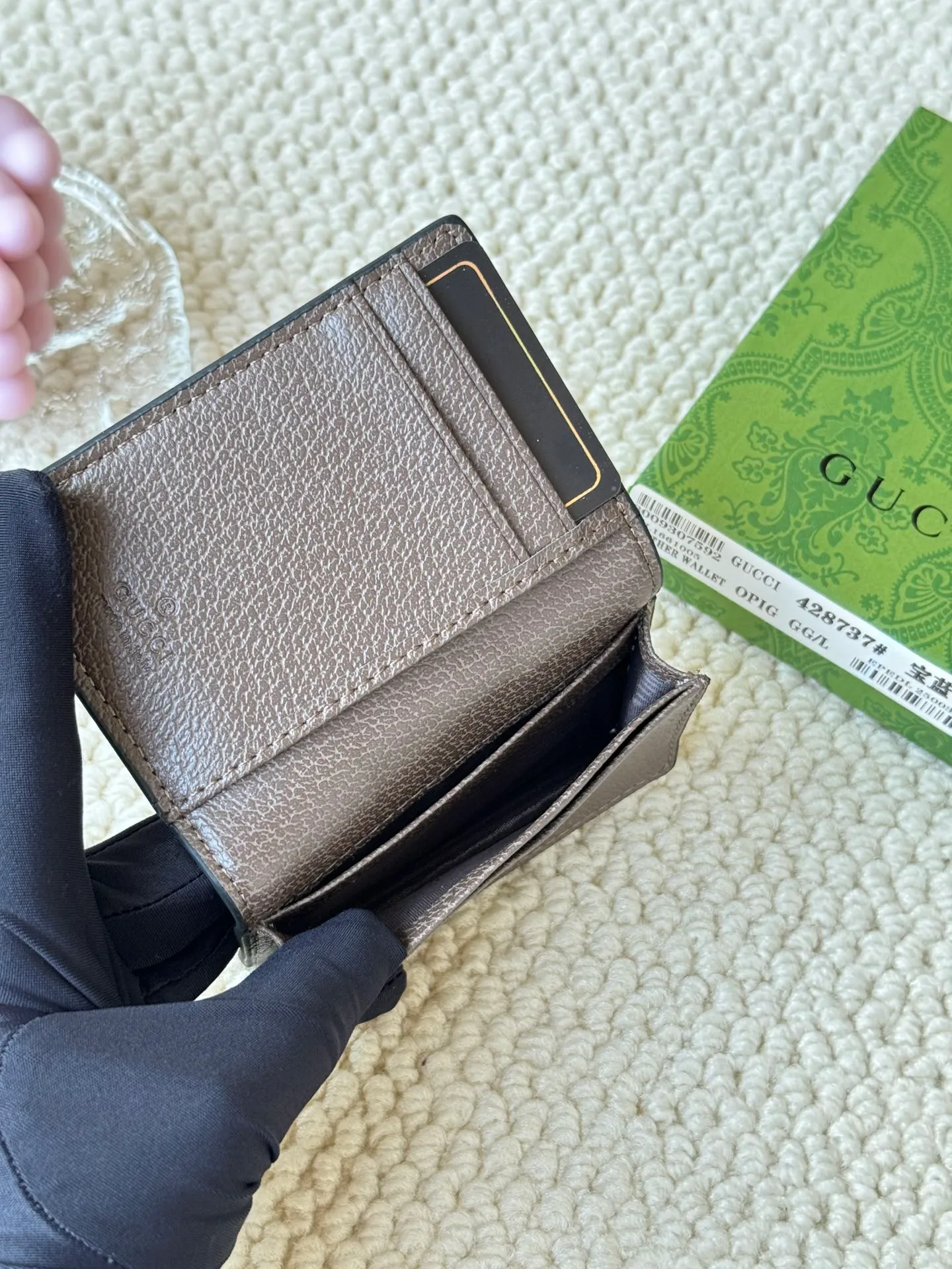 💰120 Gucci folding card holder with eye-catching signature Double G hardware. Made of canvas with webbing for a textured look. Model: 428737 Size: 10.5×7.5×2.5