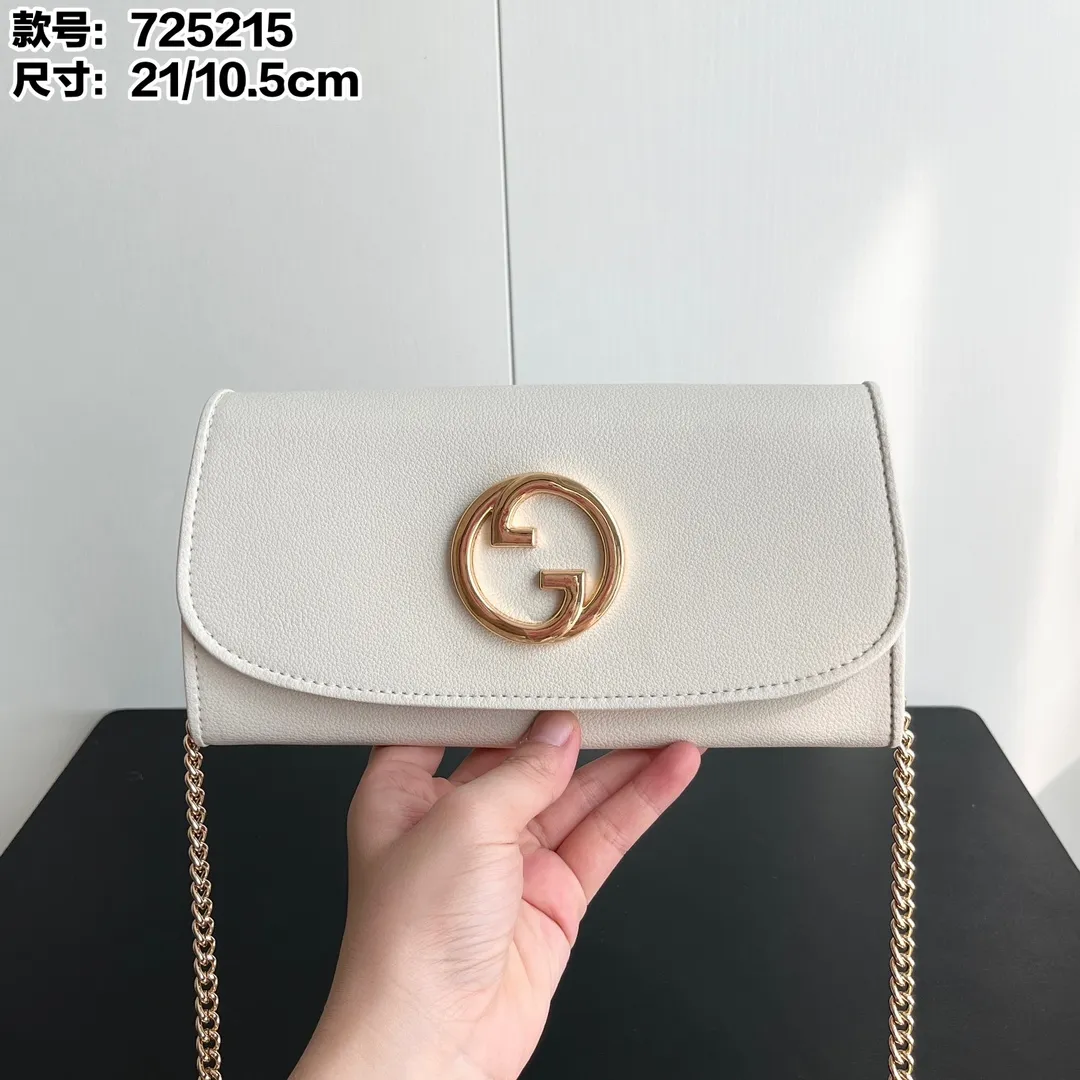 Actual shot #💰290 Model: 725215 Comes with box Size: 21x10.5cm I fell in love with Gucci Blondie at first sight. Second-hand bags have always been my favorite. They are super popular now, mainly because they are so beautiful! It can be worn as an armpit bag or as a cross-body carry. Depending on your mood, I find it very retro, fashionable and fascinating to carry it either way! Many colors to choose from, running quantity models