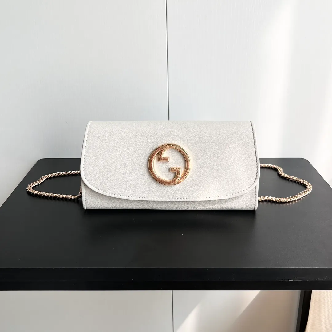 Actual shot #💰290 Model: 725215 Comes with box Size: 21x10.5cm I fell in love with Gucci Blondie at first sight. Second-hand bags have always been my favorite. They are super popular now, mainly because they are so beautiful! It can be worn as an armpit bag or as a cross-body carry. Depending on your mood, I find it very retro, fashionable and fascinating to carry it either way! Many colors to choose from, running quantity models