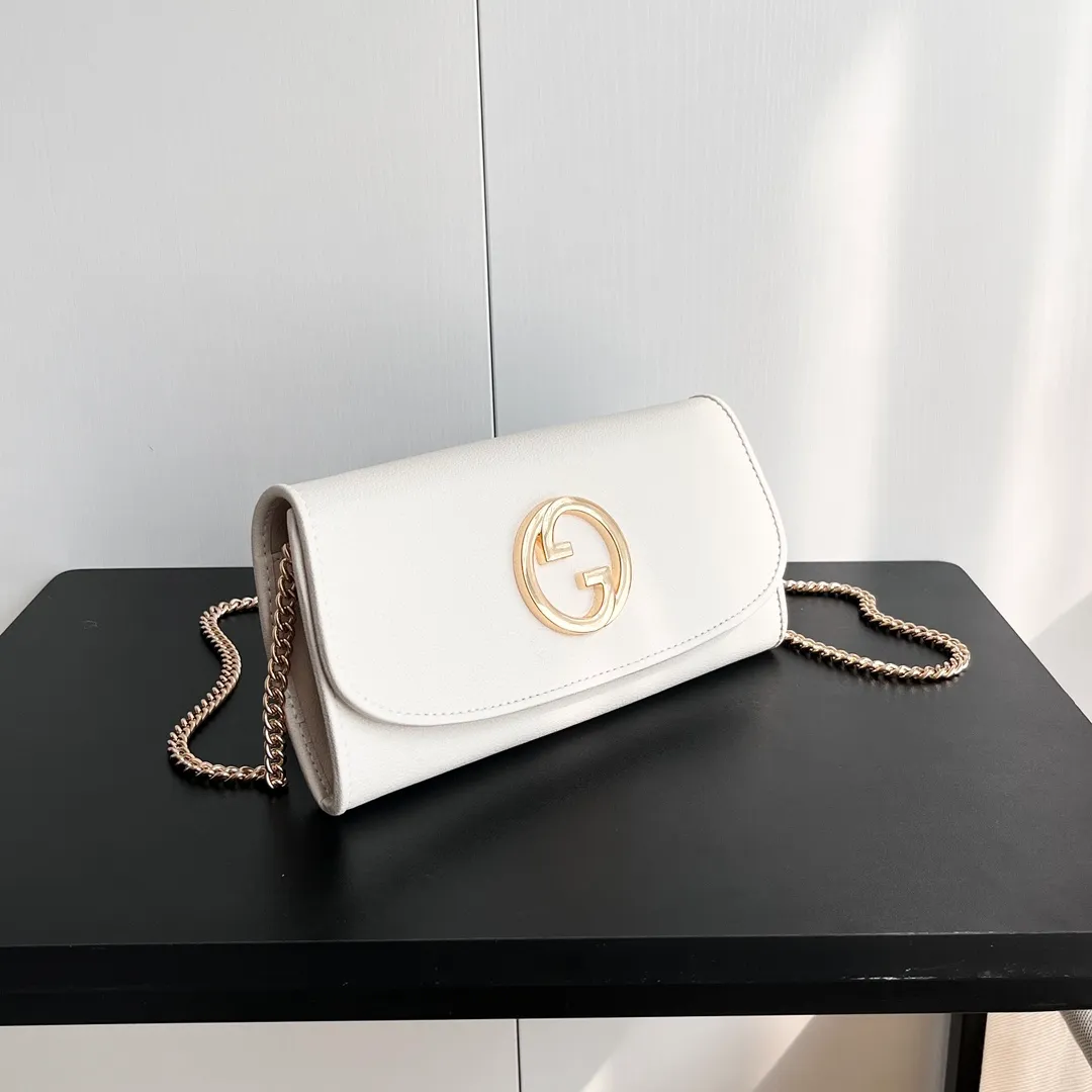 Actual shot #💰290 Model: 725215 Comes with box Size: 21x10.5cm I fell in love with Gucci Blondie at first sight. Second-hand bags have always been my favorite. They are super popular now, mainly because they are so beautiful! It can be worn as an armpit bag or as a cross-body carry. Depending on your mood, I find it very retro, fashionable and fascinating to carry it either way! Many colors to choose from, running quantity models