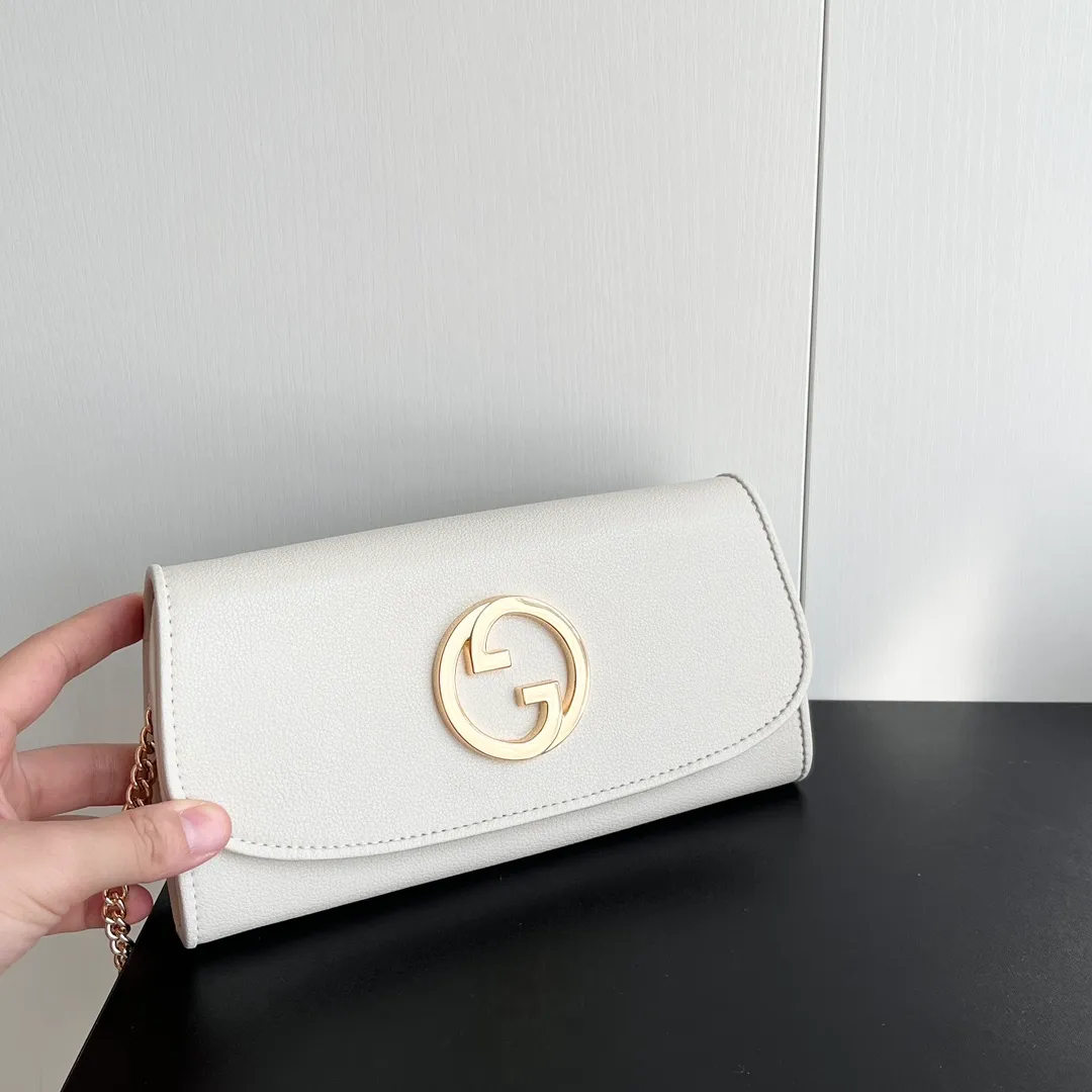 Actual shot #💰290 Model: 725215 Comes with box Size: 21x10.5cm I fell in love with Gucci Blondie at first sight. Second-hand bags have always been my favorite. They are super popular now, mainly because they are so beautiful! It can be worn as an armpit bag or as a cross-body carry. Depending on your mood, I find it very retro, fashionable and fascinating to carry it either way! Many colors to choose from, running quantity models