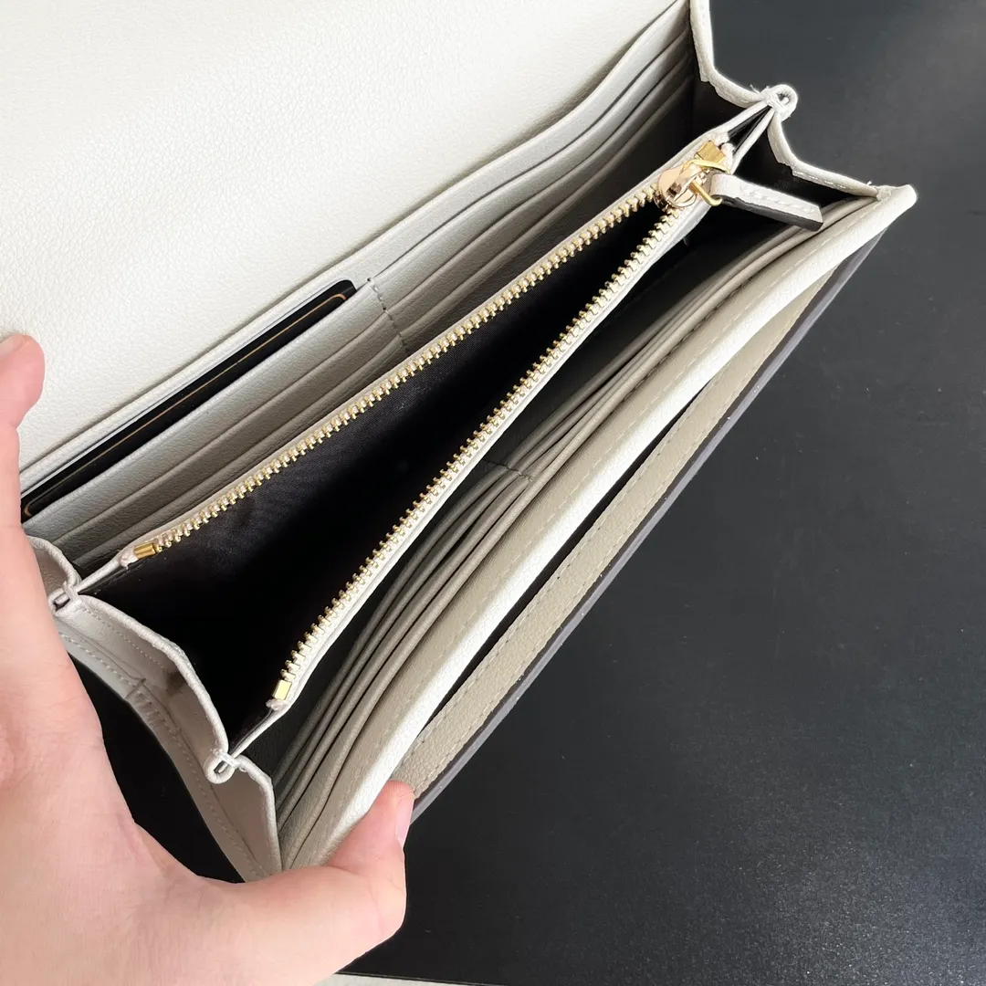 Actual shot #💰290 Model: 725215 Comes with box Size: 21x10.5cm I fell in love with Gucci Blondie at first sight. Second-hand bags have always been my favorite. They are super popular now, mainly because they are so beautiful! It can be worn as an armpit bag or as a cross-body carry. Depending on your mood, I find it very retro, fashionable and fascinating to carry it either way! Many colors to choose from, running quantity models