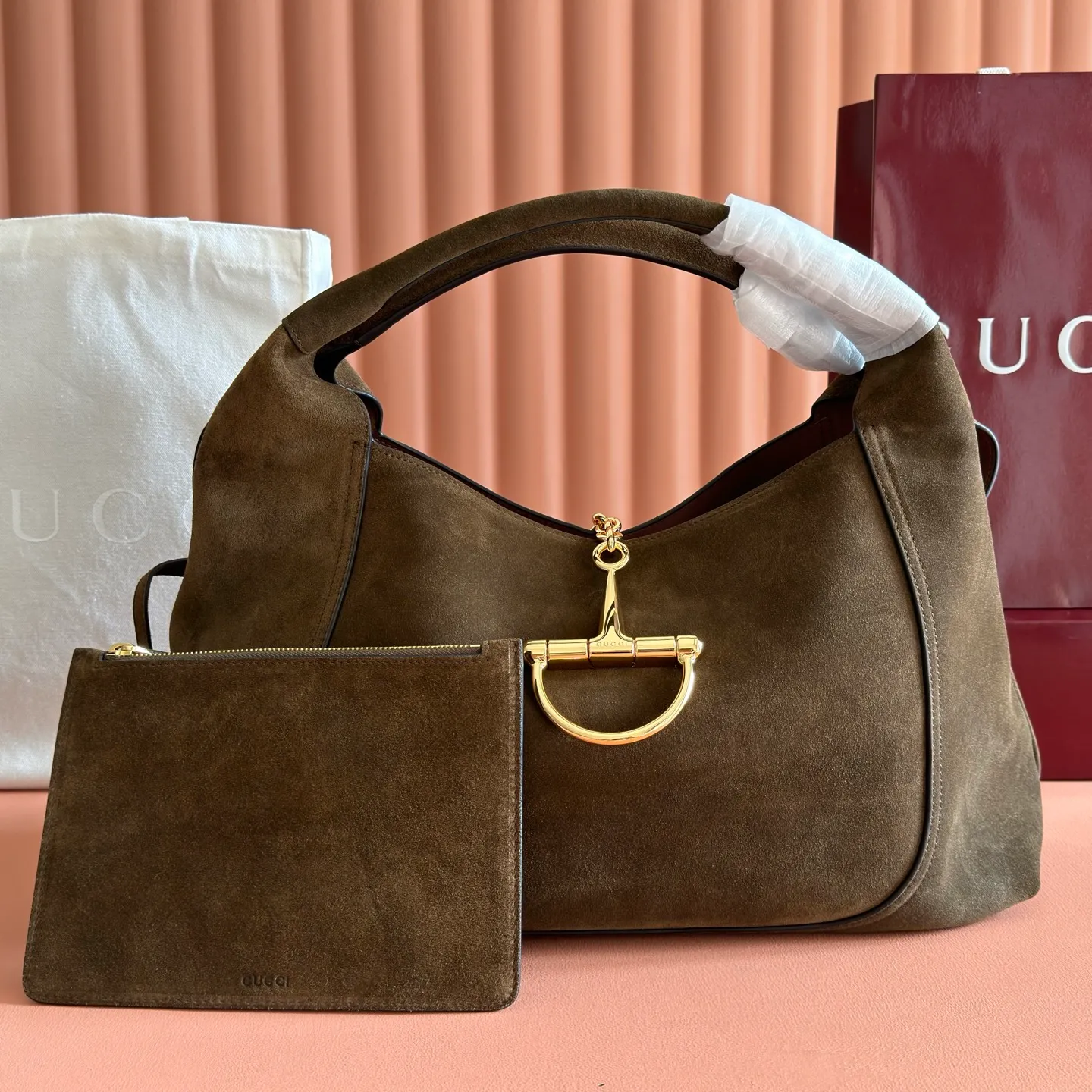 💋💋💋p1680 This Gucci Softbit series shoulder bag is ingeniously integrated with the brand's classic equestrian style accessories in the shape of a large half-horse bit. This large shoulder bag comes with a removable clutch. Gucci Ankara red grained calf leather Light gold tone hardware Dark brown microfiber lining Half horsebit closure Interior: Detachable clutch Holds iPhone Pro Max/Plus, Airpods, long wallet and lipstick Shoulder strap: 20 cm high Magnetic closure Model number: 837466. Dimensions: 46cm (width) x 26cm (height) x 16cm (depth) Weight: approximately 1.4kg Color: green/original leather. Made in Italy