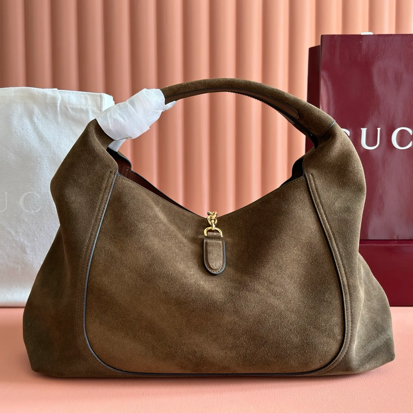 💋💋💋p1680 This Gucci Softbit series shoulder bag is ingeniously integrated with the brand's classic equestrian style accessories in the shape of a large half-horse bit. This large shoulder bag comes with a removable clutch. Gucci Ankara red grained calf leather Light gold tone hardware Dark brown microfiber lining Half horsebit closure Interior: Detachable clutch Holds iPhone Pro Max/Plus, Airpods, long wallet and lipstick Shoulder strap: 20 cm high Magnetic closure Model number: 837466. Dimensions: 46cm (width) x 26cm (height) x 16cm (depth) Weight: approximately 1.4kg Color: green/original leather. Made in Italy