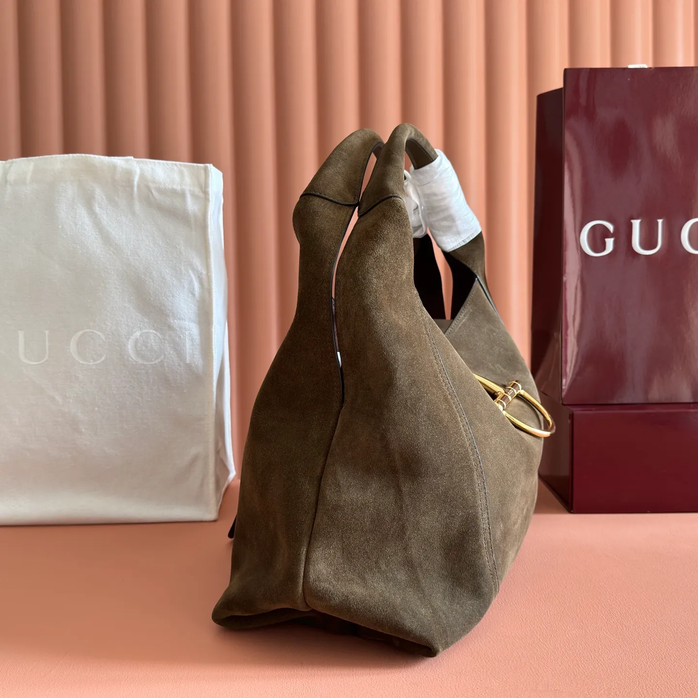 💋💋💋p1680 This Gucci Softbit series shoulder bag is ingeniously integrated with the brand's classic equestrian style accessories in the shape of a large half-horse bit. This large shoulder bag comes with a removable clutch. Gucci Ankara red grained calf leather Light gold tone hardware Dark brown microfiber lining Half horsebit closure Interior: Detachable clutch Holds iPhone Pro Max/Plus, Airpods, long wallet and lipstick Shoulder strap: 20 cm high Magnetic closure Model number: 837466. Dimensions: 46cm (width) x 26cm (height) x 16cm (depth) Weight: approximately 1.4kg Color: green/original leather. Made in Italy
