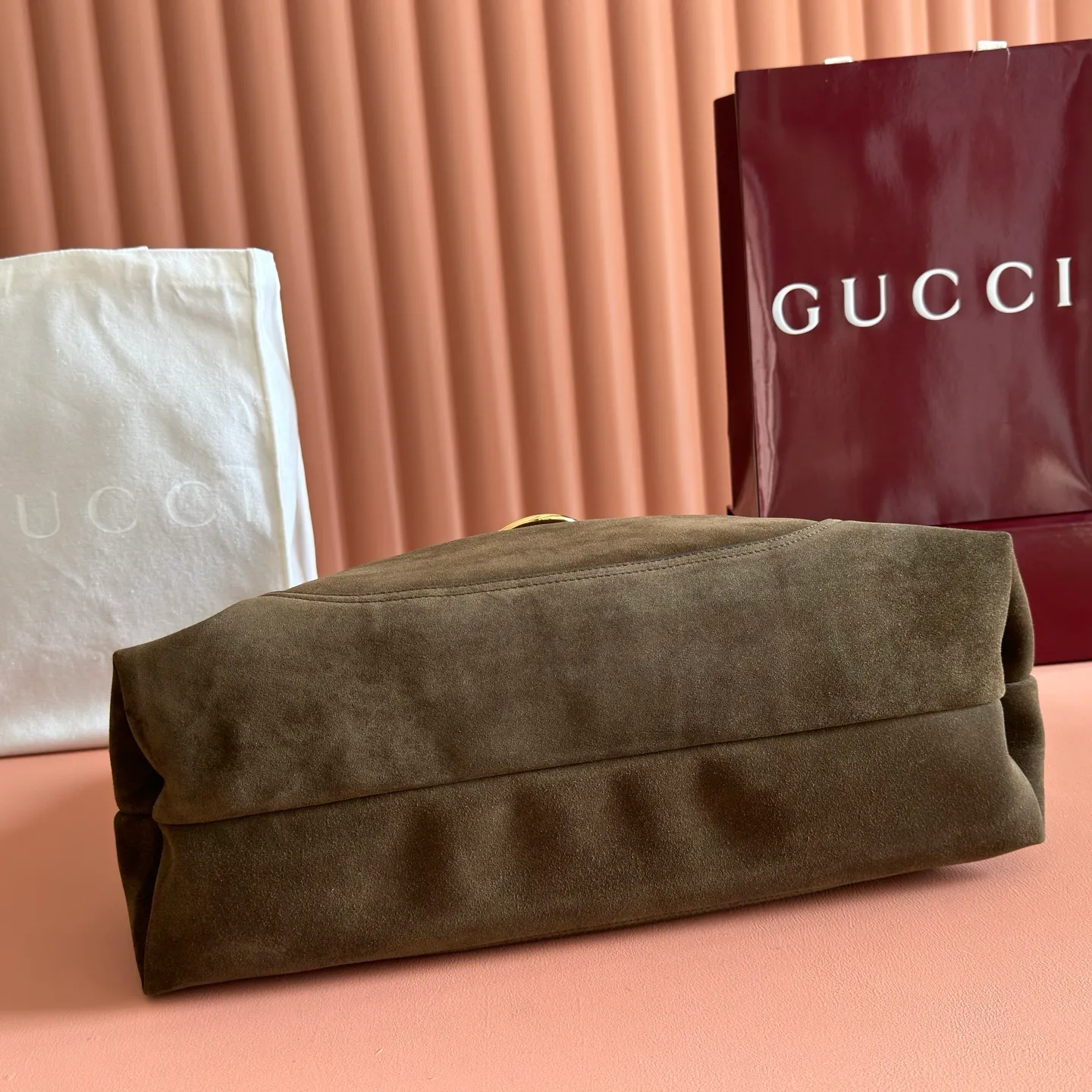 💋💋💋p1680 This Gucci Softbit series shoulder bag is ingeniously integrated with the brand's classic equestrian style accessories in the shape of a large half-horse bit. This large shoulder bag comes with a removable clutch. Gucci Ankara red grained calf leather Light gold tone hardware Dark brown microfiber lining Half horsebit closure Interior: Detachable clutch Holds iPhone Pro Max/Plus, Airpods, long wallet and lipstick Shoulder strap: 20 cm high Magnetic closure Model number: 837466. Dimensions: 46cm (width) x 26cm (height) x 16cm (depth) Weight: approximately 1.4kg Color: green/original leather. Made in Italy