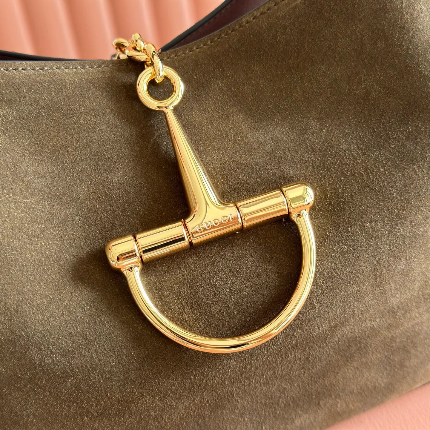 💋💋💋p1680 This Gucci Softbit series shoulder bag is ingeniously integrated with the brand's classic equestrian style accessories in the shape of a large half-horse bit. This large shoulder bag comes with a removable clutch. Gucci Ankara red grained calf leather Light gold tone hardware Dark brown microfiber lining Half horsebit closure Interior: Detachable clutch Holds iPhone Pro Max/Plus, Airpods, long wallet and lipstick Shoulder strap: 20 cm high Magnetic closure Model number: 837466. Dimensions: 46cm (width) x 26cm (height) x 16cm (depth) Weight: approximately 1.4kg Color: green/original leather. Made in Italy