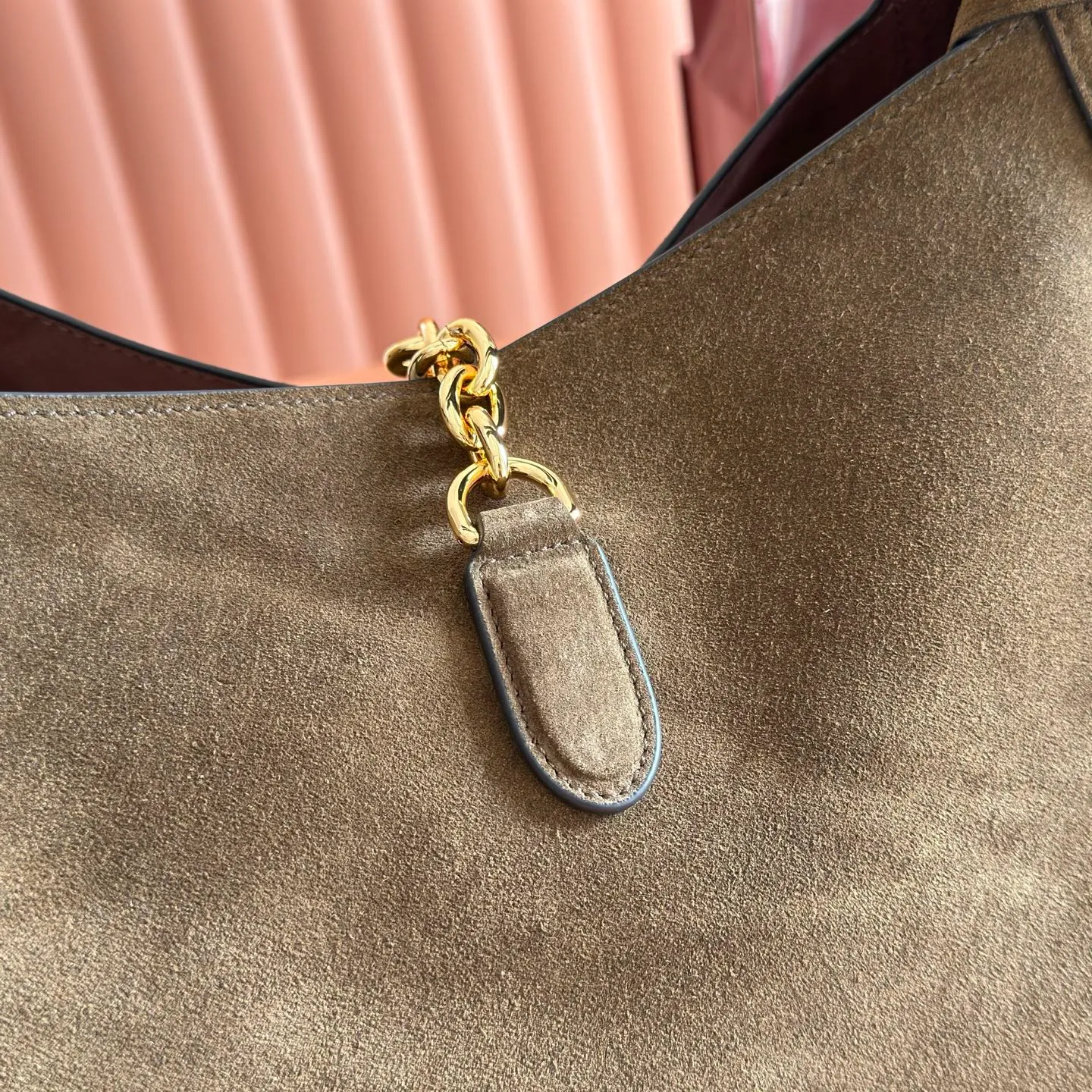 💋💋💋p1680 This Gucci Softbit series shoulder bag is ingeniously integrated with the brand's classic equestrian style accessories in the shape of a large half-horse bit. This large shoulder bag comes with a removable clutch. Gucci Ankara red grained calf leather Light gold tone hardware Dark brown microfiber lining Half horsebit closure Interior: Detachable clutch Holds iPhone Pro Max/Plus, Airpods, long wallet and lipstick Shoulder strap: 20 cm high Magnetic closure Model number: 837466. Dimensions: 46cm (width) x 26cm (height) x 16cm (depth) Weight: approximately 1.4kg Color: green/original leather. Made in Italy