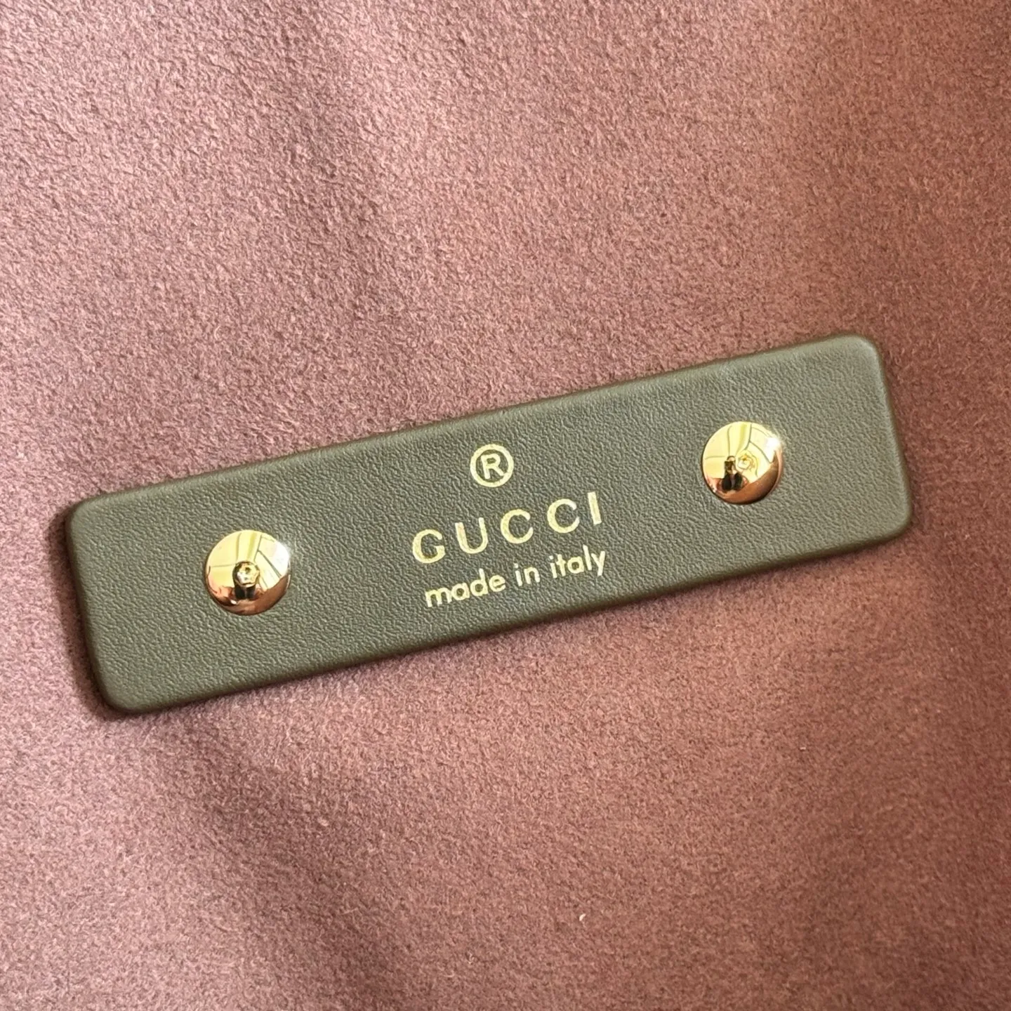 💋💋💋p1680 This Gucci Softbit series shoulder bag is ingeniously integrated with the brand's classic equestrian style accessories in the shape of a large half-horse bit. This large shoulder bag comes with a removable clutch. Gucci Ankara red grained calf leather Light gold tone hardware Dark brown microfiber lining Half horsebit closure Interior: Detachable clutch Holds iPhone Pro Max/Plus, Airpods, long wallet and lipstick Shoulder strap: 20 cm high Magnetic closure Model number: 837466. Dimensions: 46cm (width) x 26cm (height) x 16cm (depth) Weight: approximately 1.4kg Color: green/original leather. Made in Italy