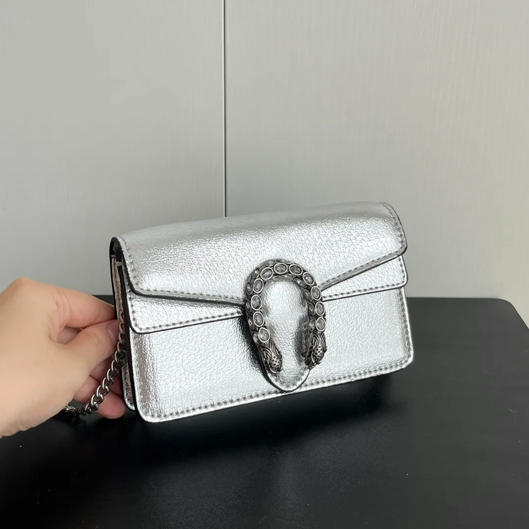 Actual shot #💰280 with box model: 476432 silver leather size: 16.5x10x4.5cm 𝙂𝙪𝙘𝙘𝙞 𝘿𝙞𝙤𝙣𝙮𝙨𝙪𝙨 𝙈𝙞𝙣𝙞 16.5 Xiaogujia’s entry-level small bag is recommended. It’s not worth mentioning. It’s a classic model that can be said to be the symbol of Xiaogujia. The classic mini Dionysian buckle is paired with calfskin. This bag has a very high appearance rate. It is simply a tool for daily wear and is very popular on the street❗️