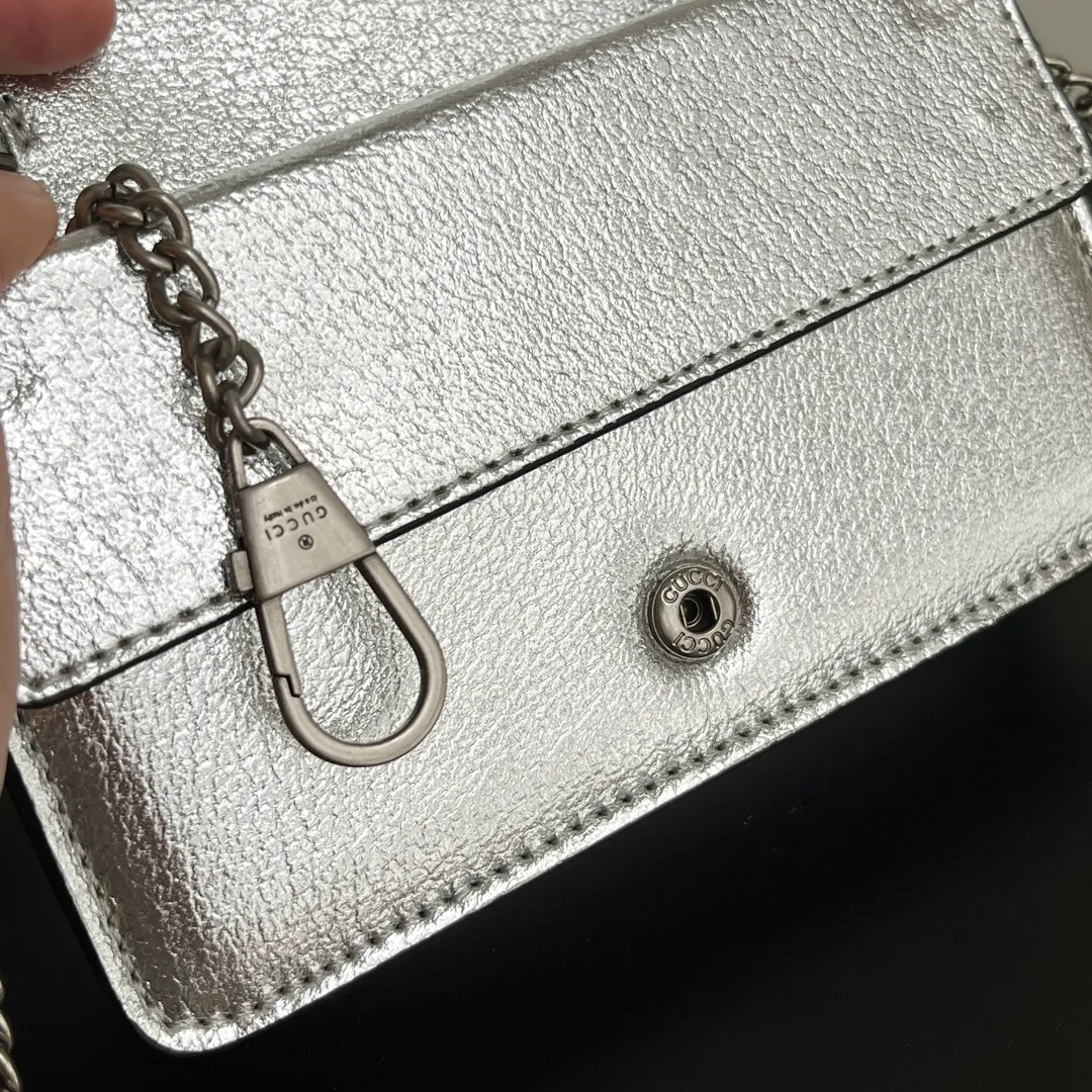 Actual shot #💰280 with box model: 476432 silver leather size: 16.5x10x4.5cm 𝙂𝙪𝙘𝙘𝙞 𝘿𝙞𝙤𝙣𝙮𝙨𝙪𝙨 𝙈𝙞𝙣𝙞 16.5 Xiaogujia’s entry-level small bag is recommended. It’s not worth mentioning. It’s a classic model that can be said to be the symbol of Xiaogujia. The classic mini Dionysian buckle is paired with calfskin. This bag has a very high appearance rate. It is simply a tool for daily wear and is very popular on the street❗️