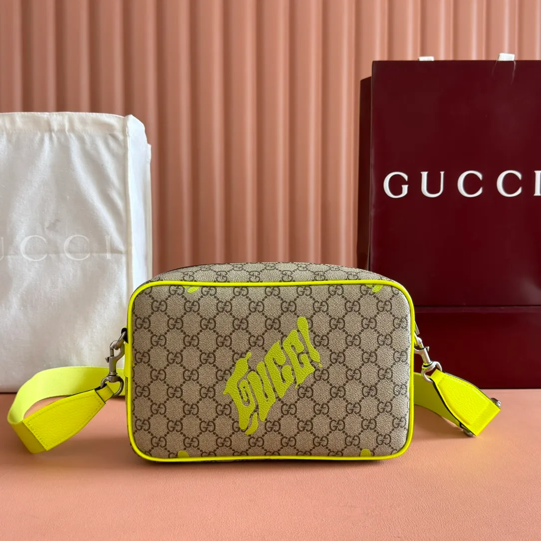 p960💋💋💋【With full counter packaging】In the 2025 early autumn series, Chinese artist Currynew reinterprets the brand logo, adding color to men's ready-to-wear, leather goods and accessories. This cross-body bag is crafted from coated fabric with the classic GG monogram pattern, cleverly integrated with Gucci prints and contrasting leather piping, making the entire design fuller. Beige and dark brown coated fabric with classic GG monogram pattern Bright pink leather trim Gucci print Currynew workmanship Cotton and linen blend lining Interior: 1 zip pocket Holds iPhone Plus, bi-fold wallet or card holder, and Airpods Removable canvas and leather shoulder strap (55cm high) Zip closure Ident No.: 839380. Dimensions: 27cm (width) x 18cm (height) x 7.5cm (depth) Weight: about 0.61kg Color: yellow silk screen/original leather.  Made in Italy
