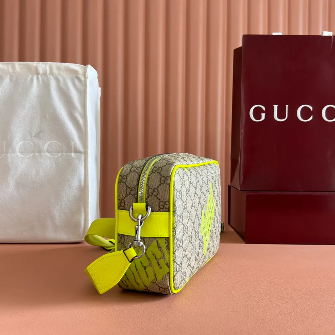 p960💋💋💋【With full counter packaging】In the 2025 early autumn series, Chinese artist Currynew reinterprets the brand logo, adding color to men's ready-to-wear, leather goods and accessories. This cross-body bag is crafted from coated fabric with the classic GG monogram pattern, cleverly integrated with Gucci prints and contrasting leather piping, making the entire design fuller. Beige and dark brown coated fabric with classic GG monogram pattern Bright pink leather trim Gucci print Currynew workmanship Cotton and linen blend lining Interior: 1 zip pocket Holds iPhone Plus, bi-fold wallet or card holder, and Airpods Removable canvas and leather shoulder strap (55cm high) Zip closure Ident No.: 839380. Dimensions: 27cm (width) x 18cm (height) x 7.5cm (depth) Weight: about 0.61kg Color: yellow silk screen/original leather.  Made in Italy
