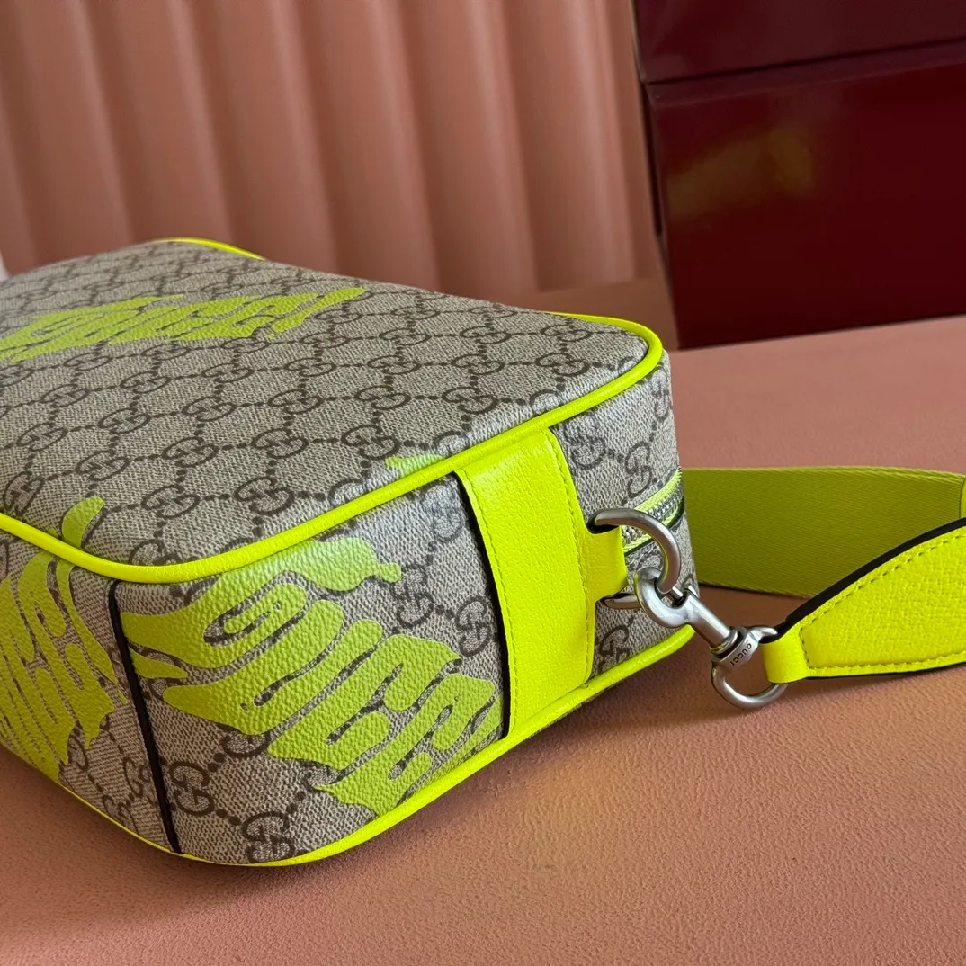 p960💋💋💋【With full counter packaging】In the 2025 early autumn series, Chinese artist Currynew reinterprets the brand logo, adding color to men's ready-to-wear, leather goods and accessories. This cross-body bag is crafted from coated fabric with the classic GG monogram pattern, cleverly integrated with Gucci prints and contrasting leather piping, making the entire design fuller. Beige and dark brown coated fabric with classic GG monogram pattern Bright pink leather trim Gucci print Currynew workmanship Cotton and linen blend lining Interior: 1 zip pocket Holds iPhone Plus, bi-fold wallet or card holder, and Airpods Removable canvas and leather shoulder strap (55cm high) Zip closure Ident No.: 839380. Dimensions: 27cm (width) x 18cm (height) x 7.5cm (depth) Weight: about 0.61kg Color: yellow silk screen/original leather.  Made in Italy