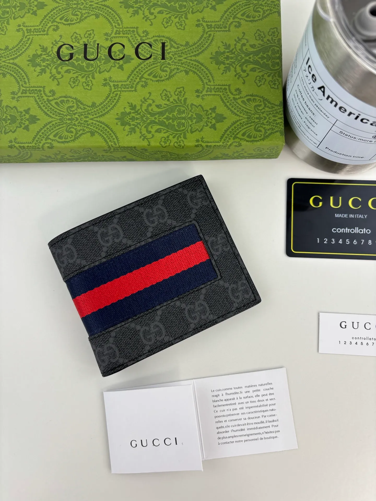 💰120 GUCCl The two most recognizable logos - GG pattern and webbing are carefully matched. Made of original materials with Gucci striped web detail. Style No.: 408827 Size: 11cm x 9cm x 1.5cm Color: Black
