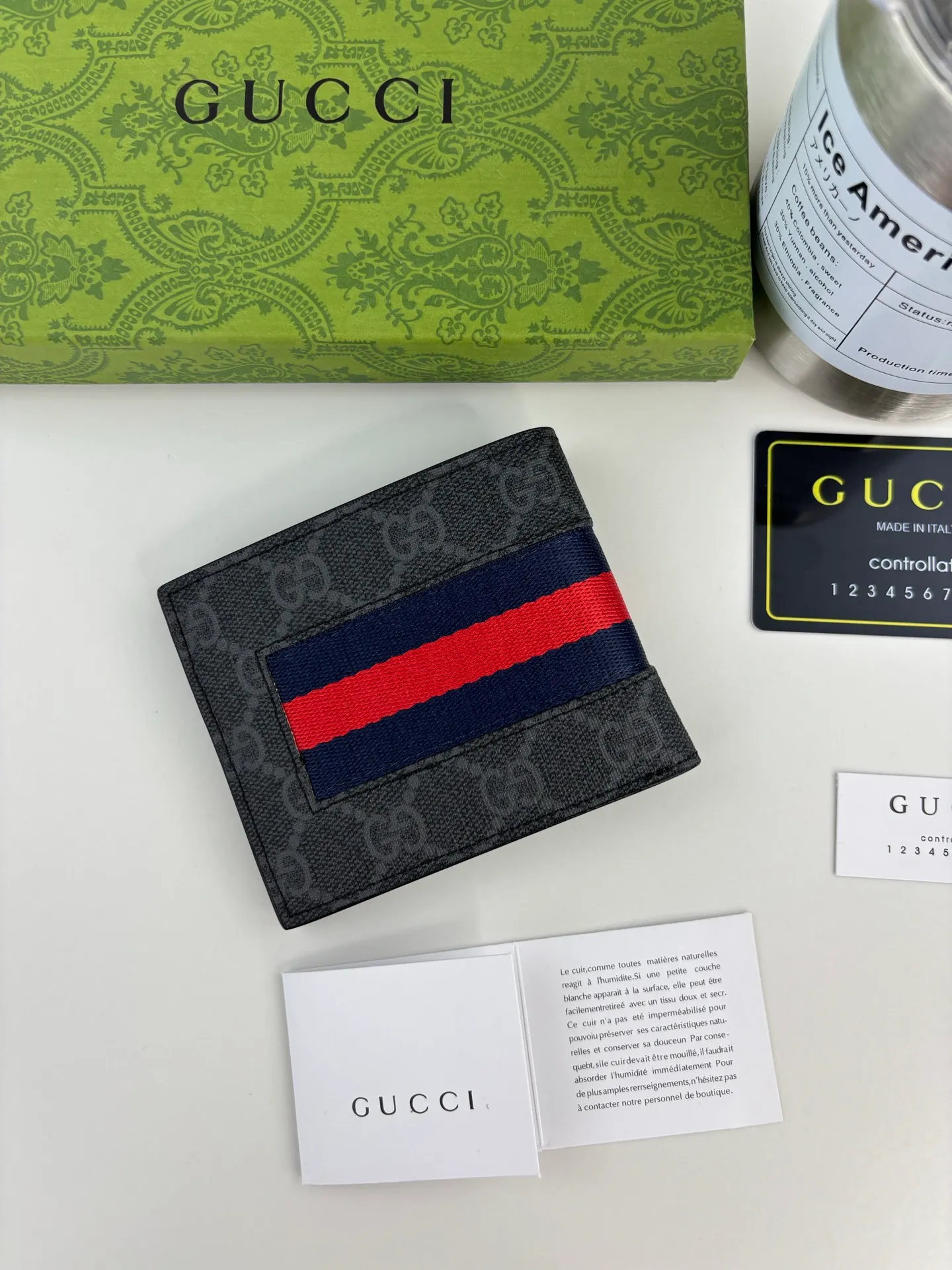 💰120 GUCCl The two most recognizable logos - GG pattern and webbing are carefully matched. Made of original materials with Gucci striped web detail. Style No.: 408827 Size: 11cm x 9cm x 1.5cm Color: Black