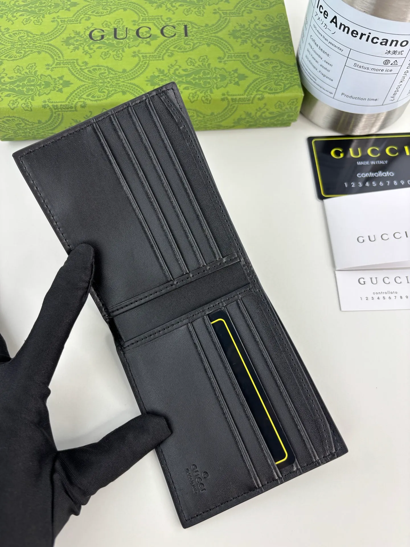 💰120 GUCCl The two most recognizable logos - GG pattern and webbing are carefully matched. Made of original materials with Gucci striped web detail. Style No.: 408827 Size: 11cm x 9cm x 1.5cm Color: Black