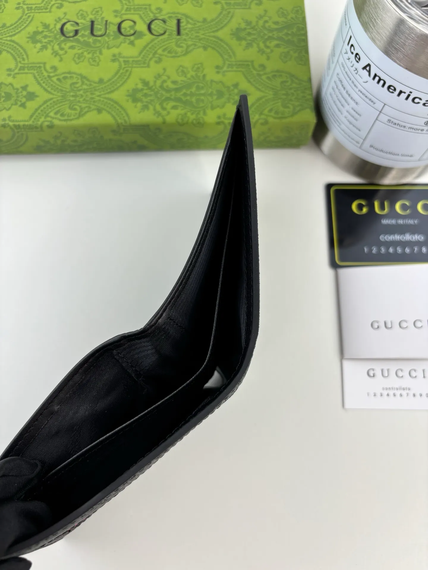 💰120 GUCCl The two most recognizable logos - GG pattern and webbing are carefully matched. Made of original materials with Gucci striped web detail. Style No.: 408827 Size: 11cm x 9cm x 1.5cm Color: Black