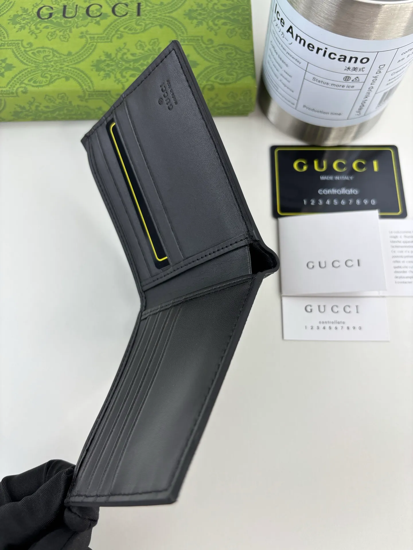 💰120 GUCCl The two most recognizable logos - GG pattern and webbing are carefully matched. Made of original materials with Gucci striped web detail. Style No.: 408827 Size: 11cm x 9cm x 1.5cm Color: Black