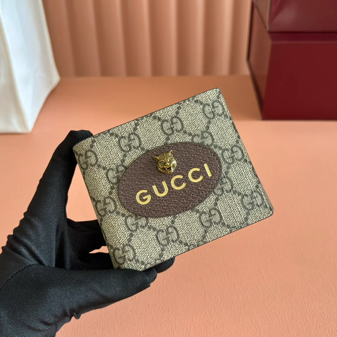 p300. 💋💋💋 [Original leather accessories🌈 Equipped with full set of packaging at the counter]🔥🔥 Top-quality products from G family ✨Synchronized with the counter, original order quality! Bi-fold wallet, central decorative print 🐅 is one of Alessandro Michele's signature details. This bi-fold wallet is made of imported first-layer cowhide and GG high-grade artificial leather. The oil edges are made of thin water-oil, and the workmanship is fine. Model: 473954, size: 11*9*1.5.
