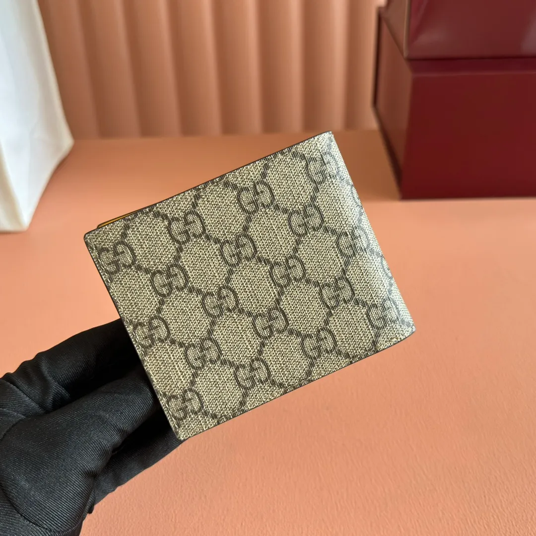 p300. 💋💋💋 [Original leather accessories🌈 Equipped with full set of packaging at the counter]🔥🔥 Top-quality products from G family ✨Synchronized with the counter, original order quality! Bi-fold wallet, central decorative print 🐅 is one of Alessandro Michele's signature details. This bi-fold wallet is made of imported first-layer cowhide and GG high-grade artificial leather. The oil edges are made of thin water-oil, and the workmanship is fine. Model: 473954, size: 11*9*1.5.