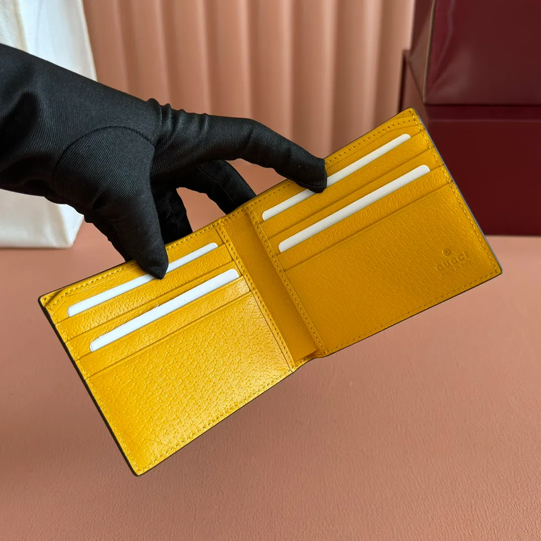 p300. 💋💋💋 [Original leather accessories🌈 Equipped with full set of packaging at the counter]🔥🔥 Top-quality products from G family ✨Synchronized with the counter, original order quality! Bi-fold wallet, central decorative print 🐅 is one of Alessandro Michele's signature details. This bi-fold wallet is made of imported first-layer cowhide and GG high-grade artificial leather. The oil edges are made of thin water-oil, and the workmanship is fine. Model: 473954, size: 11*9*1.5.